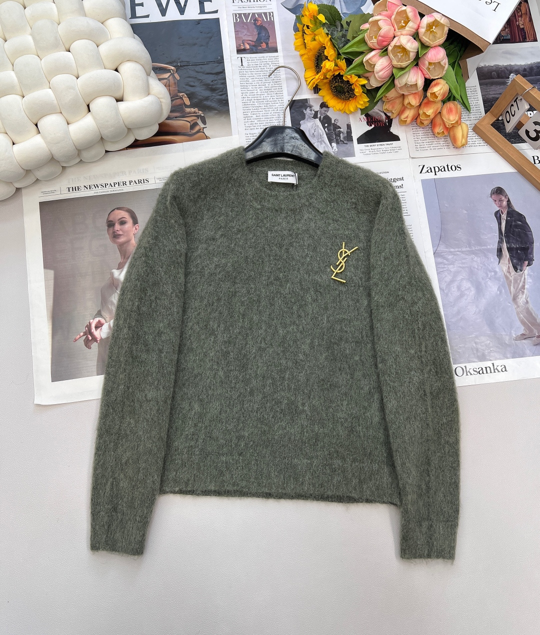 NO:481029,Sanint Lauren*2025SS new brooch letter knit sweater Customized YB wool yarn wool soft and comfortable fashionable and slim round neck pullover sweater cut The whole body is covered with elastic thread fit and tightened, neat and exquisite and elegant, chest logo brooch letter decoration, showing the brand's best atmosphere, the upper body adds a Korean gentle and literary atmosphere, the inner layer is layered perfect in autumn and winter, customized surface accessories, three standards are complete, three colors are out of size sml code, sweaters, brooch, breastpin, alexander wang19860909Sanint Lauren*2025SS新款胸针字母针织毛衣 定制YB羊毛纱线织造 柔软舒适 洋气显瘦 圆领套头毛衣剪裁 通体包边饰以弹力螺纹贴合收紧 利落精致优雅感拉满 胸前标志胸针字母装饰 展现品牌最拿手的氛围穿搭 上身增添韩式温柔文艺气息 秋冬内搭叠穿都完美 定制面辅料 ,三标齐全,三色出 尺码sml 编码,,sweaters,brooch，breastpin,alexander wang,Women's clothing