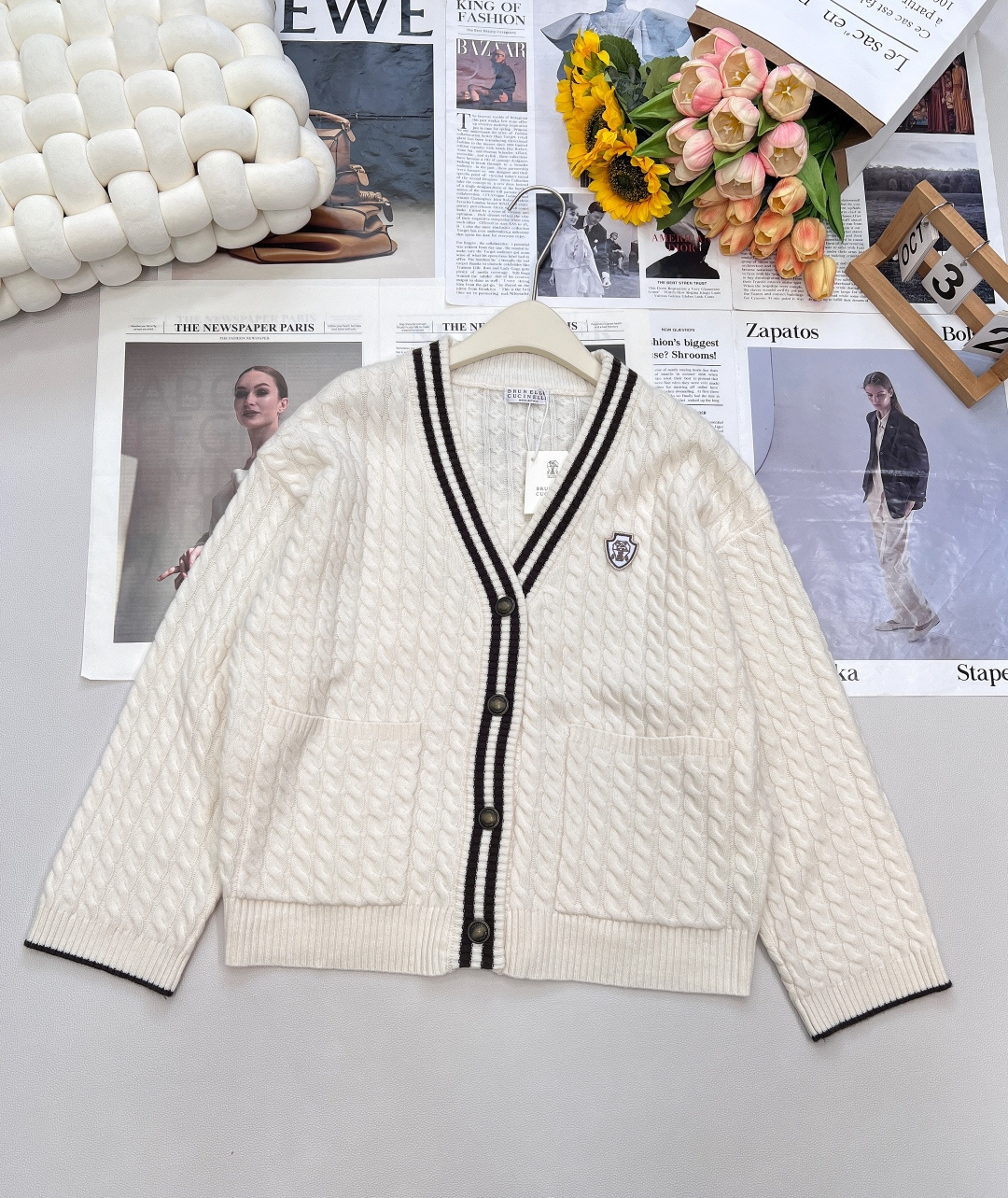 NO:480964,Brunello Cucin*lli 24SS Autumn and Winter New Super Age-reducing Logo Decorative V-neck Cashmere Knit Cardigan | Exclusive High-end Production!  The enduring simple basic design easily creates an urban fashion style. Retro three-dimensional twisted weaving method - soul enhances retro aesthetics. The three-dimensional and stylish piece is laid out with orderly twisted design, adding a sense of design and a high sense at a glance. It is a combination of aesthetics and craftsmanship, making the upper body look stylish and slimmer. The three-standard standards are complete, and the large-scale products are sized sml code B, brunello cucinelli, alexander wang19860909Brunello Cucin*lli 24SS秋冬新款超减龄的徽标装饰V领羊绒针织开衫丨独家高版出品！经久不衰的简约基础设计,轻松打造都市时尚风采.复古立体绞花织法—灵魂提升复古美学.立体有型的片铺有序的绞花设计,增添设计感同时高极感一目了然,是审美与工艺的莞美结合,上身有型更显瘦.三标齐全,大货出 尺码sml 编码B,,brunello cucinelli,alexander wang,Women's clothing