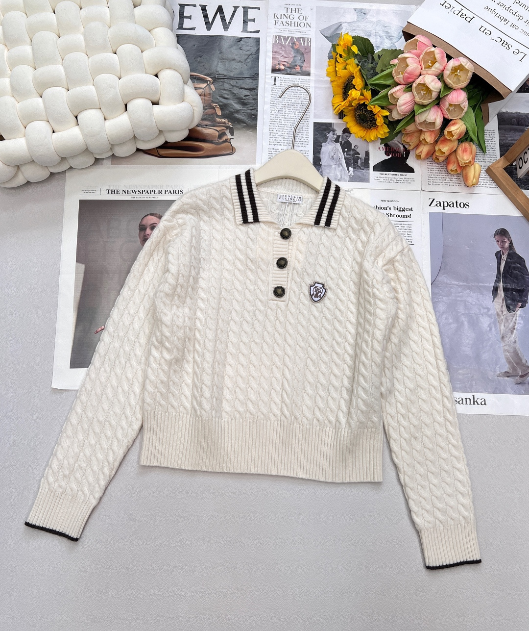 NO:480970,Brunello Cucinelli 25FW autumn and winter new super age-reducing logo decorative cashmere knitted polo shirt丨Exclusive high-end production!  The lasting simple basic design easily creates an urban fashion style. Retro three-dimensional twisted weaving method - soul enhances retro aesthetics. The three-dimensional and stylish piece is arranged in an orderly twisted design, adding a sense of design and a high sense at a glance. It is a combination of aesthetics and craftsmanship, making the upper body look stylish and slimmer. The three-standard standard is complete, and the large-scale size is sml coded, brunello cucinelli, alexander wang19860909Brunello Cucinelli 25FW秋冬新款超减龄的徽标装饰羊绒针织马球衫丨独家高版出品！经久不衰的简约基础设计,轻松打造都市时尚风采.复古立体绞花织法—灵魂提升复古美学.立体有型的片铺有序的绞花设计,增添设计感同时高极感一目了然,是审美与工艺的莞美结合,上身有型更显瘦.三标齐全,大货出 尺码sml 编码,,brunello cucinelli,alexander wang,Women's clothing