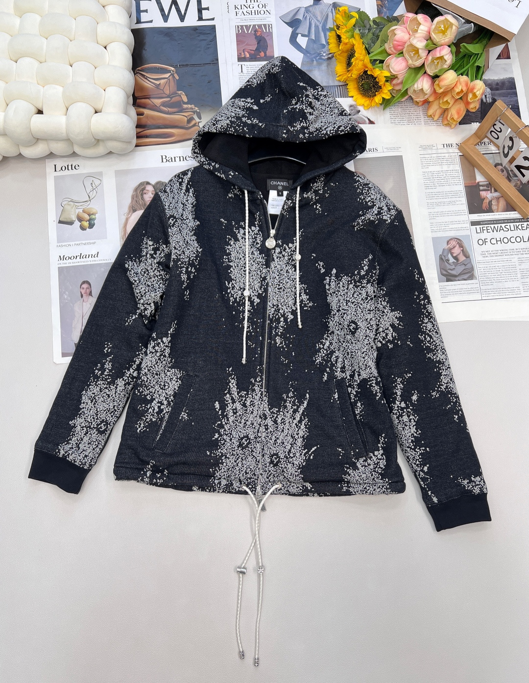 NO:481005,With dust bag Chanel2025 new hooded hooked and velvet jacket, customized YB native cotton material, soft and skin-friendly, not easy to deform and pill after washing for a long time, full texture, hooded zipper jacket, fashionable and casual, full of black and white contrasting snowflake pattern throughout, positioned double C logo decoration, instantly improved brand style, loose version spliced ​​with white drawstring at the waist, splicing adds vitality, granular fleece blessing, warm performance, no doubt, simple and high-end matching, essential for autumn and winter items, daily casual outfit guide, loose and fashionable, YB development, double C letter webbing on the inner side, different market version, customized surface accessories, three standards complete!  Size sml , chanel, jackets & coats, hats, alexander wang19860909配防尘袋Chanel2025新款连帽钩花加绒外套,定制YB原生全棉材质 柔软亲肤 久洗不易变形起球 质感十足 连帽拉链外套 时髦休闲 通体满印黑白撞色雪花图案 定位双C徽标装饰 品牌格调瞬间提升 宽松版型在腰部拼接白色抽绳带 拼接感增添活力气息 内里颗粒绒加持 保暖性能毋庸置疑 搭配简约高级 秋冬单品必不可少 日常休闲穿搭指南 松弛时髦 YB开发 内里侧面双C字母织带 区别市场版本 定制面辅料 ,三标齐全！ 尺码sml 编,,chanel,jackets & coats,hats,alexander wang,Women's clothing