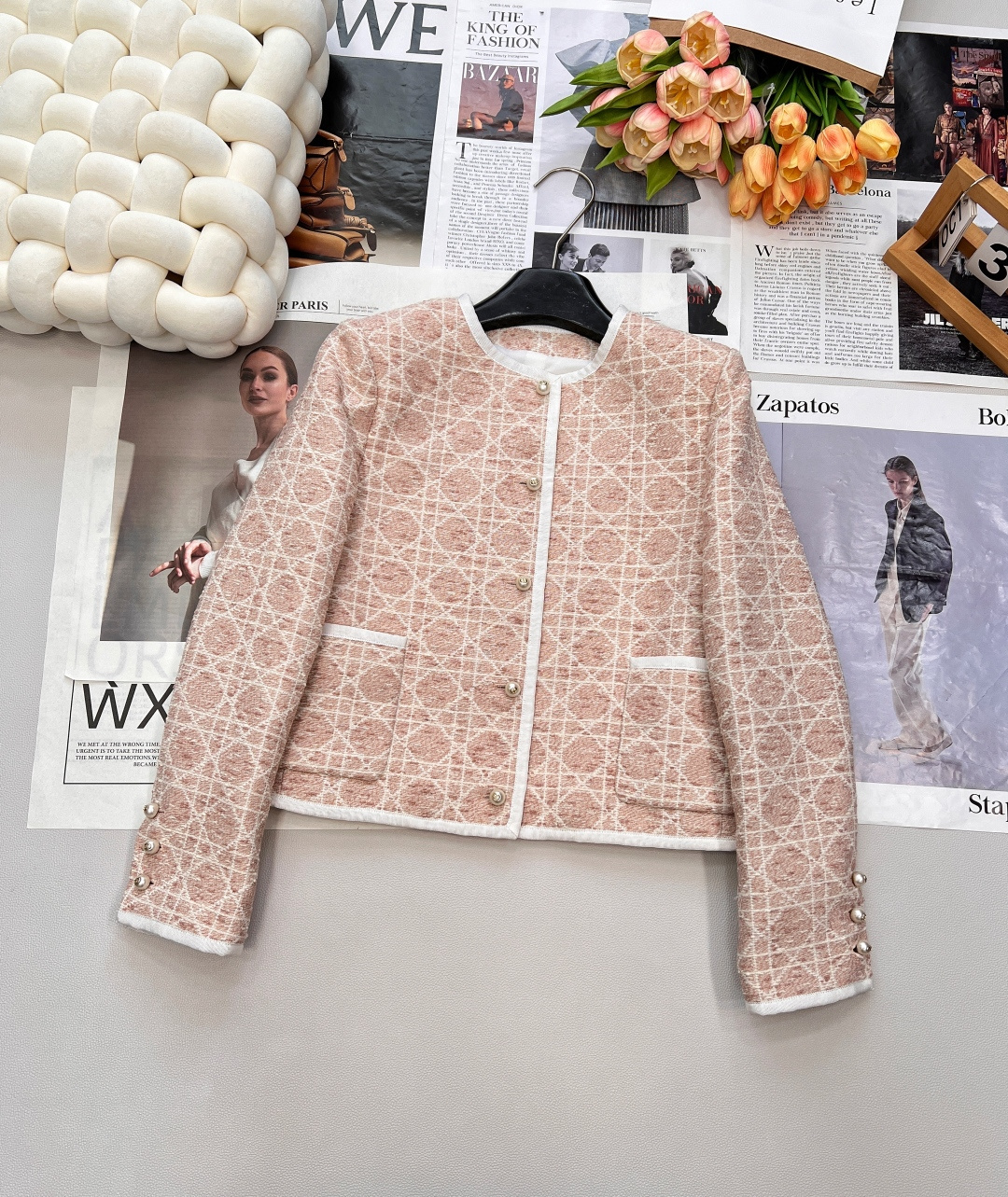 NO:483096,The exquisite weaving craftsmanship of the DIOR cruise plaid tweed jacket is the soul of this jacket. Dior's craftsmen carefully select high-quality yarns with extraordinary skills. Through fine and orderly weaving, they give the fabric a rich sense of layering and texture. Each texture is delicate and clear, like a carefully carved work of art. You can feel the soft touch and solid quality by touching it gently. This weaving process not only enhances the visual beauty of the jacket, but also enhances its warmth and durability, allowing fashion and practicality to be perfectly integrated.  In terms of design details, Dior has interpreted elegance to the extreme. The classic round neck design is simple and elegant, just showing the beautiful lines of the neck, and also provides more possibilities for matching. Whether it is paired with an exquisite necklace or a simple scarf, it can easily create different styles. The buttons on the front of the jacket are neatly arranged, and high-quality materials are used to flash a warm luster under the light, adding a bit of exquisiteness and luxury to the overall shape. The symmetrical pockets on both sides are not only practical, but also inadvertently enrich the outline of the jacket, making it more three-dimensional and stylish. The three-standards are complete, and the large-scale size sml code is sml coded, dior, dior, jackets & coats, necklace, alexander wang19860909DIOR cruise25系列 戴妃藤格纹粗花呢外套精湛的编织工艺,则是这件外套的灵魂所在.迪奥的工匠们以超凡的技艺,精心挑选优质的纱线,通过细密而有序的编织,赋予了面料丰富的层次感与质感.每一处纹理都细腻而清晰,如同精心雕琢的艺术品,轻轻触摸,便能感受到那柔和的触感与扎实的品质.这种编织工艺不仅提升了外套的视觉美感,更增强了其保暖性与耐用性,让时尚与实用完美融合. 在设计细节上,迪奥更是将优雅演绎到了极致.经典的圆领设计,简洁大方,恰到好处地展现出颈部的优美线条,同时也为搭配提供了更多的可能性.无论是搭配一条精致的项链,还是一条简约的丝巾,都能轻松营造出不同的风格.外套正面排列整齐的纽扣,选用高品质的材质,在灯光下闪烁着温润的光泽,为整体造型增添了几分精致与奢华.两侧对称的口袋,不仅具有实用性,更是在不经意间丰富了外套的轮廓,使其更加立体有型.三标齐全,大货出 尺码sml 编码,,dior,dior,jackets & coats,necklace,alexander wang,Women's clothing