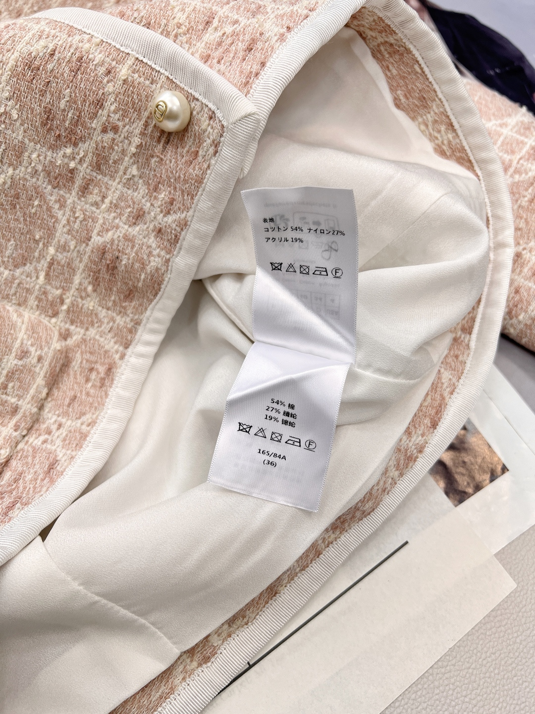 🆕 DIOR cruise25系列 戴妃藤格纹粗花呢外套精湛的编织工艺，则是这件外套的灵魂所在。迪奥的工