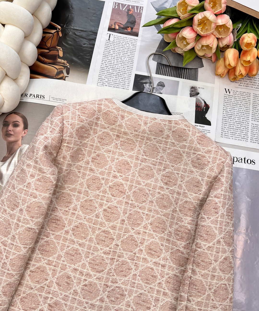 🆕 DIOR cruise25系列 戴妃藤格纹粗花呢外套精湛的编织工艺，则是这件外套的灵魂所在。迪奥的工