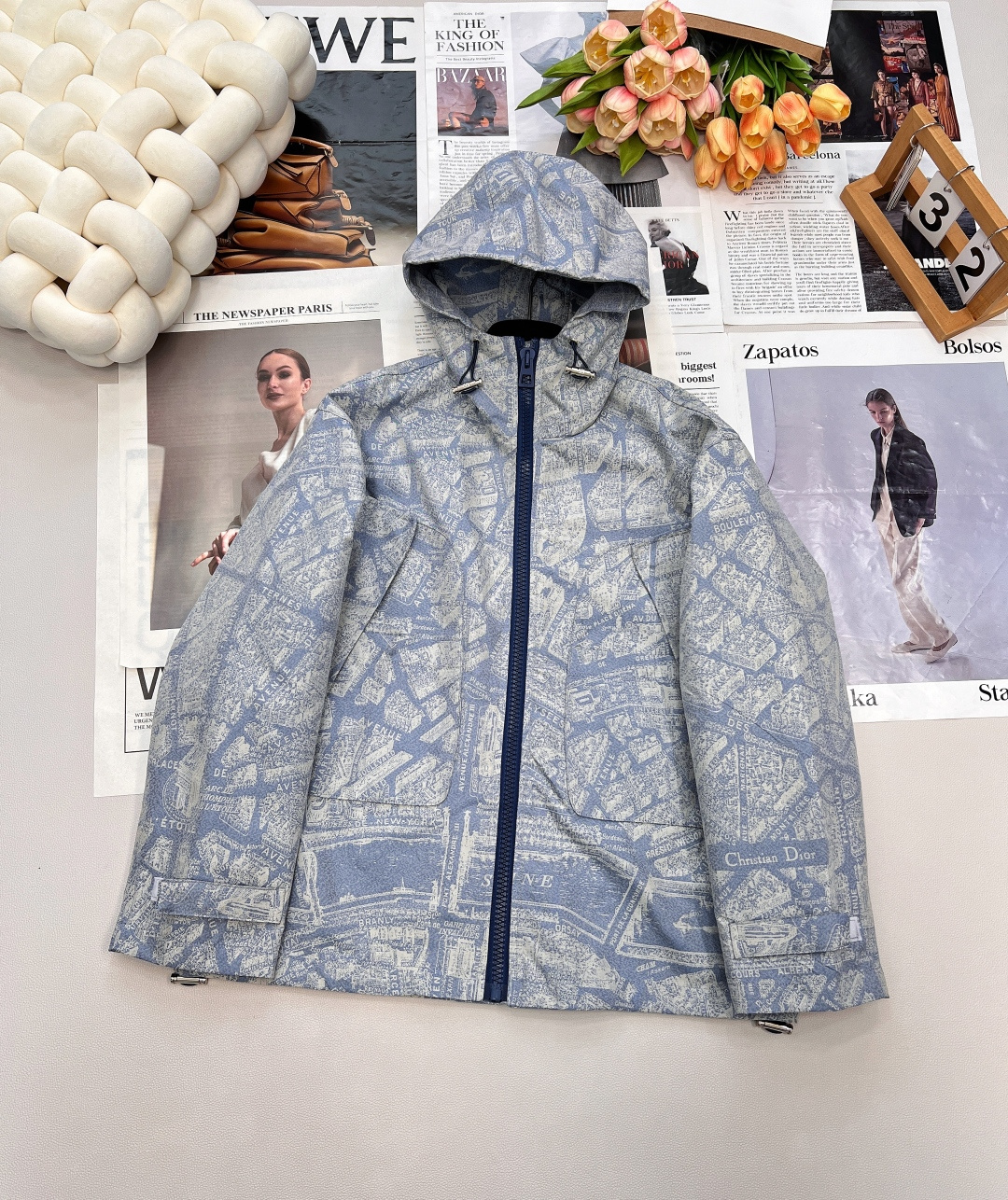 NO:483131,DIOR's new jacquard fabric hooded jacket jacket is definitely the most exciting model in this series, no one!  The loose jacket is handsome and cool!  The adjustable drawstring design at the hem is high-end and fashionable!  The D-shaped double pocket three-dimensional cut and wide style is huge and slim on the upper body. The os loose style is super cool for girls and boys, and uses classic jacquard tissue technology. The whole piece is made of materials. Giant Heavy Industry has a very high recognition!  Animal jungle elements are classic and attractive and have a temperament that never loses their temperament. It is worth buying. Three standards are complete, and large-scale products are available. SML code, Dior, Jackets & coats, Jackets & coats, Hats, Alexander wang19860909DIOR 新款提花面料连帽夹克冲锋衣外套 绝对是本系列中最爆的款 没有之一！宽松夹克版型帅气又拉风 ！下摆可调节抽绳设计高级又时髦！D字双口袋立体剪裁挺阔版型上身巨显瘦 os宽松版型女生男生穿都超超超酷、采用经典提花组织工艺 整件用料用足 巨巨巨重工辨识度相当高！动物丛林元素经典耐看且不失气质 百看不厌 值得入手 ,三标齐全,大货出 尺码sml 编码,,dior,jackets & coats,jackets & coats,hats,alexander wang,Women's clothing