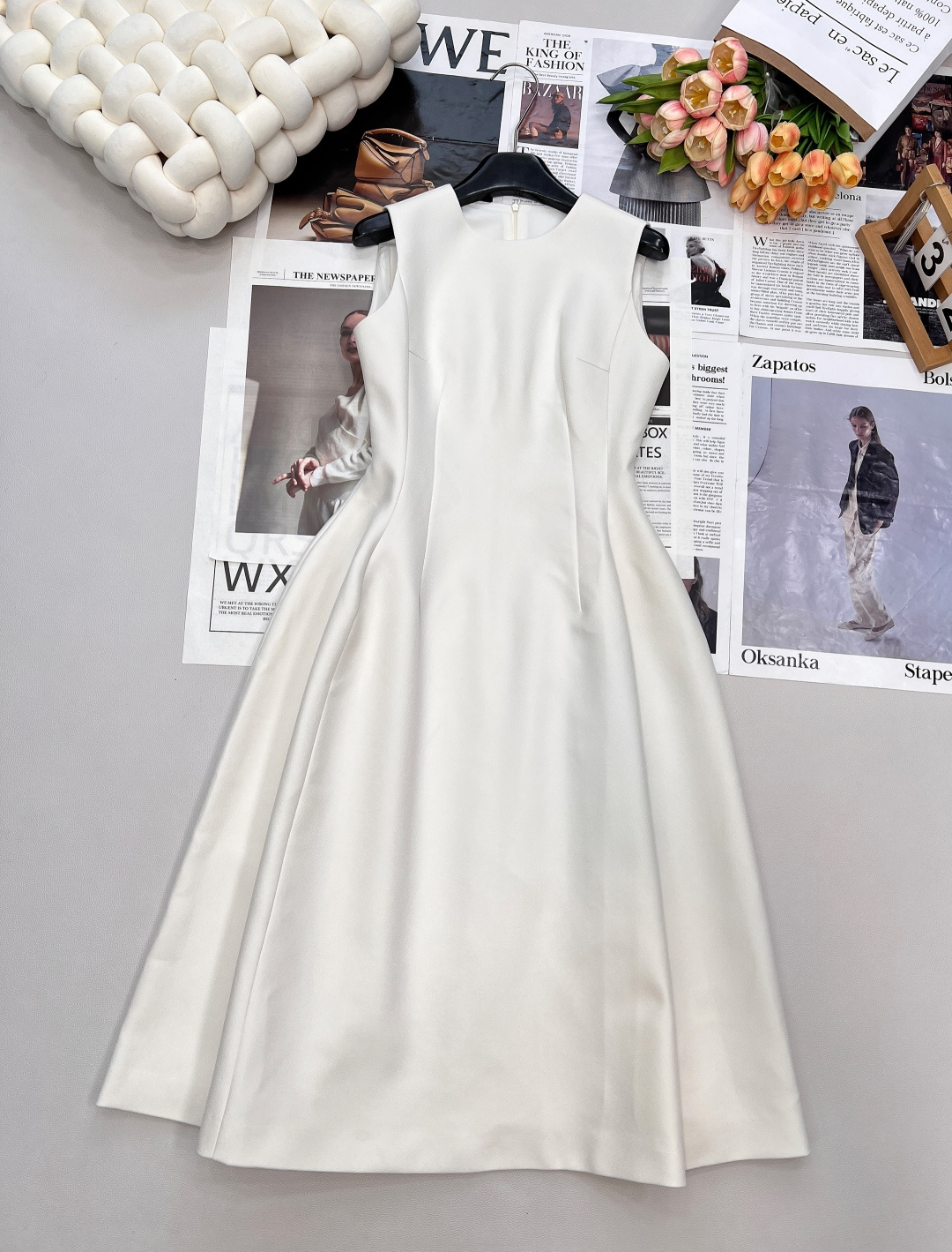 NO:483149,DIOR's new flower bud sleeveless waist-hugging long vest dress This daily and high-end skirt will really make people fall in love with the embellishment and decoration of the skirt without other accessories, which can also look very good!  High-quality quality!  It feels extremely relaxed and comfortable when worn on it~ The waist is slightly tightened on both sides!  The upper body creates a visual effect of thin waist~ The hem of the skirt has a little bit of a princess flower bud and a slight three-dimensional bulge!  The upper body shows high-end temperament while showing a bit of a girlish playful feeling!  It is a single item that will never go out of date if it has been kept in the wardrobe for several years!  Three colors out of... Size sml, dior, skirts, alexander wang19860909DIOR新款花苞无袖收腰长款背心连衣裙 这种日常又高级的裙子 真的会让人反复爱上裙身没有其他辅料的点缀装饰也可以很好看！ 高质感的品质！ 柔韧而挺阔穿上它身上感到无比放松和舒适～ 腰部两边做了微收腰设计！ 上身就打造出腰细的视觉效果~ 裙摆有点公主花苞裙的感觉微微的立体蓬起！ 上身高级显气质的同时又有点少女的俏皮感！ 是放在衣柜好几年都不会过时的单品！三色出… 尺码sml 编,,dior,skirts,alexander wang,Women's clothing