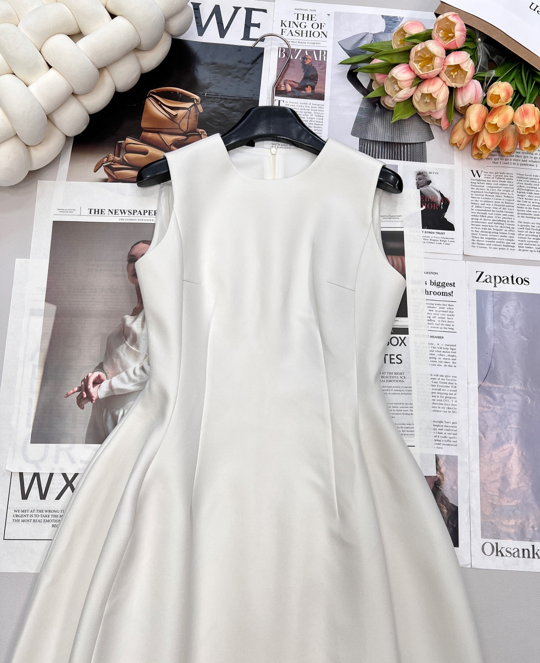 🆕DIOR新款花苞无袖收腰长款背心连衣裙这种日常又高级的裙子真的会让人反复爱上裙身没有其他辅料的点缀装饰