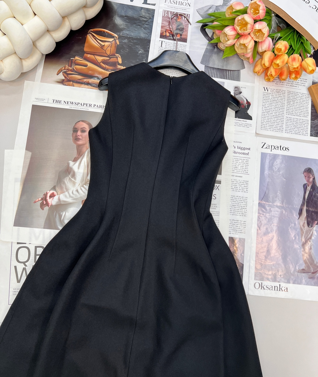 🆕DIOR新款花苞无袖收腰长款背心连衣裙这种日常又高级的裙子真的会让人反复爱上裙身没有其他辅料的点缀装饰