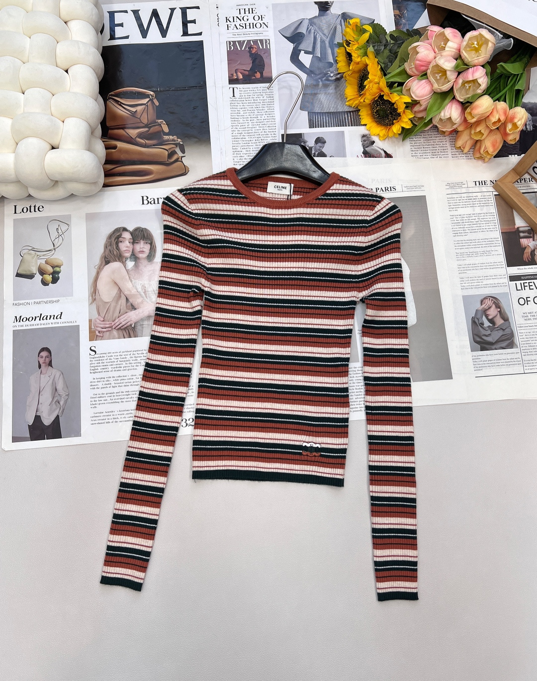 NO:483115,Celine2025 new round neck knitted striped crochet top, customized YB wool knitted material, soft and delicate, comfortable texture, round neck base top, windproof and cold protection, waist side hem, iconic logo decoration of Arc de Triomphe at the waist, show brand tone, multi-color horizontal stripes contrasting design, rich visual effect, increase artistic sense, vertical pit pattern elastic fabric, fit the body, the upper body shows simple and high-end, fashionable and fashionable Customized surface accessories, complete three standards, large-scale products, size sml code,,celine,alexander wang19860909Celine2025新款圆领针织条纹钩花上衣,定制YB羊毛针织材质 柔软细腻 质感舒适 圆领打底上衣 防风御寒 腰侧下摆凯旋门标志性徽标装饰 展现品牌调性 通体多色横向条纹撞色设计 丰富视觉效果 增加艺术感 竖坑纹弹力面料 贴合身形 上身尽显简单高级 时髦洋气 定制面辅料 ,三标齐全,大货出 尺码sml 编码,,celine,alexander wang,Women's clothing