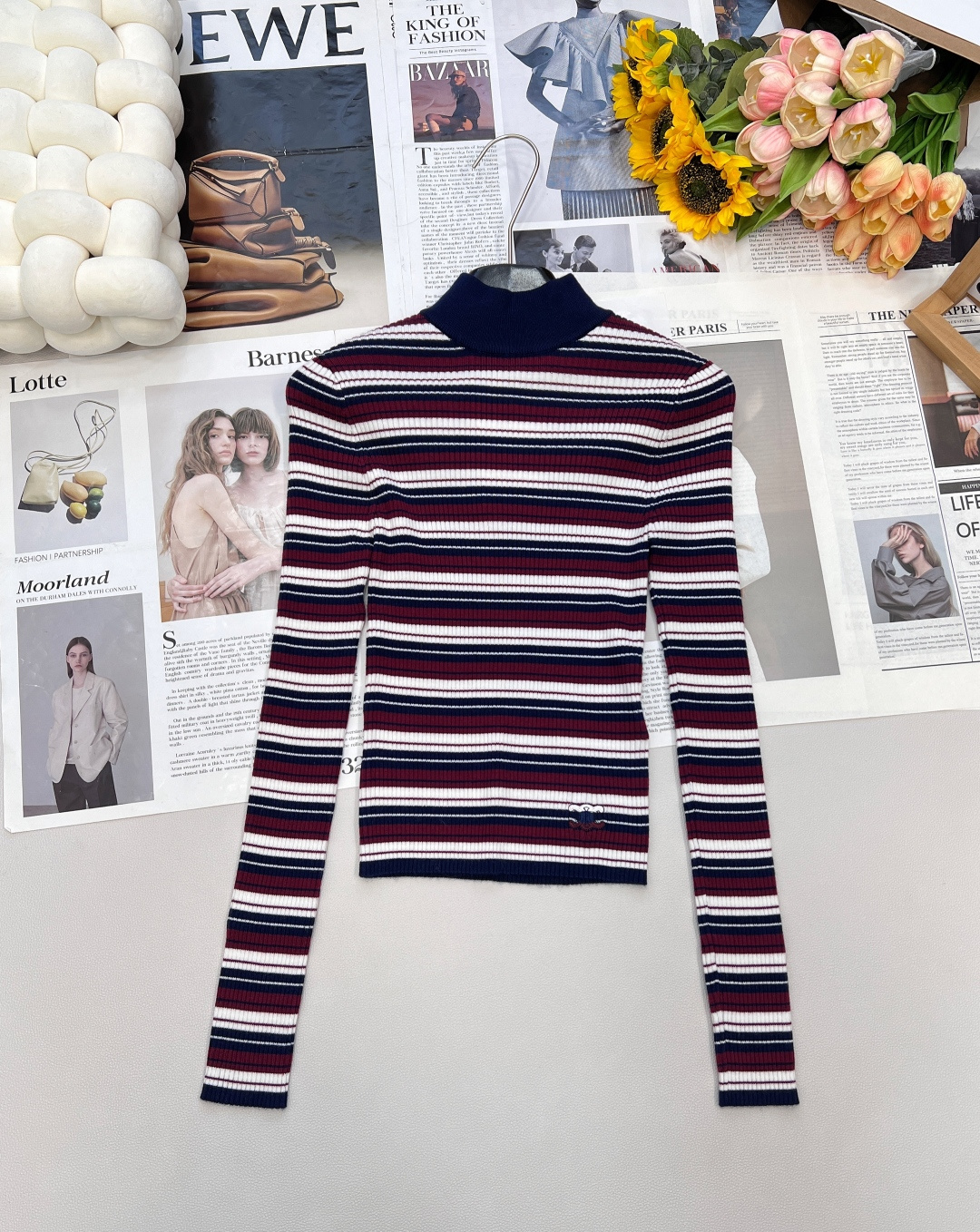 NO:483133,Celine2025 new turtleneck striped crochet top, customized YB wool knitted material, soft and delicate, comfortable texture, small turtleneck knitted base top, windproof and cold protection, waist-side hem Arc decor, iconic logo decoration, display brand tone, multi-color horizontal stripes contrasting design, rich visual effect, increase artistic sense, vertical pit pattern elastic fabric, fit the body, the upper body shows simple and high-end, fashionable and fashionable Customized surface accessories, complete three standards, large-scale products, size sml code,,celine,alexander wang19860909Celine2025新款高领条纹钩花针织上衣,定制YB羊毛针织材质 柔软细腻 质感舒适 小高领针织打底上衣 防风御寒 腰侧下摆凯旋门标志性徽标装饰 展现品牌调性 通体多色横向条纹撞色设计 丰富视觉效果 增加艺术感 竖坑纹弹力面料 贴合身形 上身尽显简单高级 时髦洋气 定制面辅料,三标齐全,大货出 尺码sml 编码,,celine,alexander wang,Women's clothing