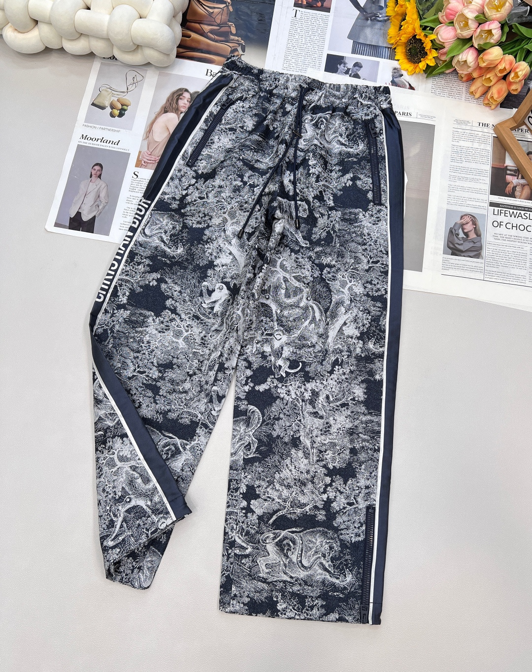 NO:483151,DIOR Heavy Industry Animal Jungle Jacquard Side Letters Presbyterian Wide Legs This trousers highlight the classic blue Oblique print The side is decorated with a contrasting 'CHRISTIAN D*OR' logo bar pattern to create a light and elegant shape. It is really super good. The yb specific jacquard fabric has a perfect stiffness and thickness. The texture is really good. The high-end line and small details inside and outside are also perfect. The fixed-woven and dyed woven jacquard fabric, the warp and weft yarns are intertwined and floating, the production process is complex, and it is consistent with YB's feel, thickness, and smooth texture. The square texture in the D character is restored YB, the yarn is fine and the texture is delicate. The flower positioning and cutting, retro old flower pattern, trendy and high-end, classic color matching, with a French elegance, waist elastic drawstring design, straight loose fit, elongated proportion  Age-reducing charming, with a refined and casual style, fashionable and stylish, showing your unique attitude and style. The three standards are complete, and large-scale products are available. Size sml code D,,dior,alexander wang19860909DIOR 重工动物丛林提花侧边字母老花阔腿裤 这款长裤彰显经典的蓝色 Oblique 印花 侧面饰以对比鲜明的“CHRISTIAN D*OR”标志条形图案 打造轻盈高雅的造型 真的超级好看 yb特定提花面料 挺度跟薄厚都很到位 质感真的太好了 内外高级走线小细节也完美 定织定染色织提花面料,经纬纱相互交织沉浮,制作工艺复杂,跟YB一致手感、厚薄度,爽滑质感,D字内方格状肌理感还原YB,纱支精细,纹路细腻. 花型定位裁剪,复古老花图案,又潮又高级,经典配色,多了一种法式优雅,腰部松紧抽绳设计 直筒宽松版型 拉长比例 减龄可人,不失精致感的休闲风,时髦有型,彰显自己独特的态度和风格.三标齐全,大货出 尺码sml 编码D,,dior,alexander wang,Women's clothing