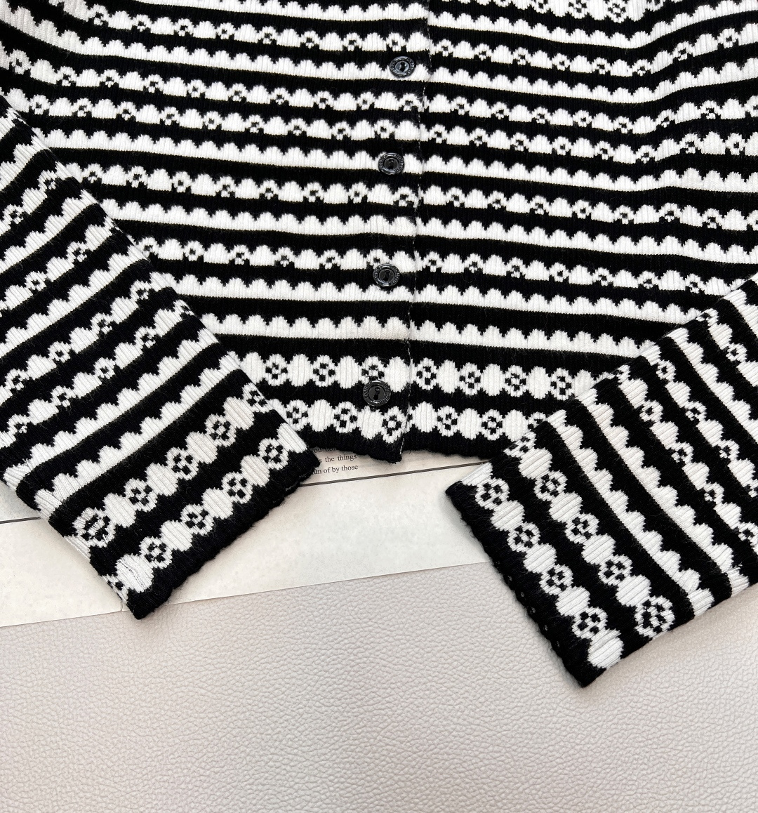 🆕Louis Vuitton新款钩花针织开衫定制纱线织造 质感高级舒适 短款修身针织开衫剪裁 两袖和衣摆