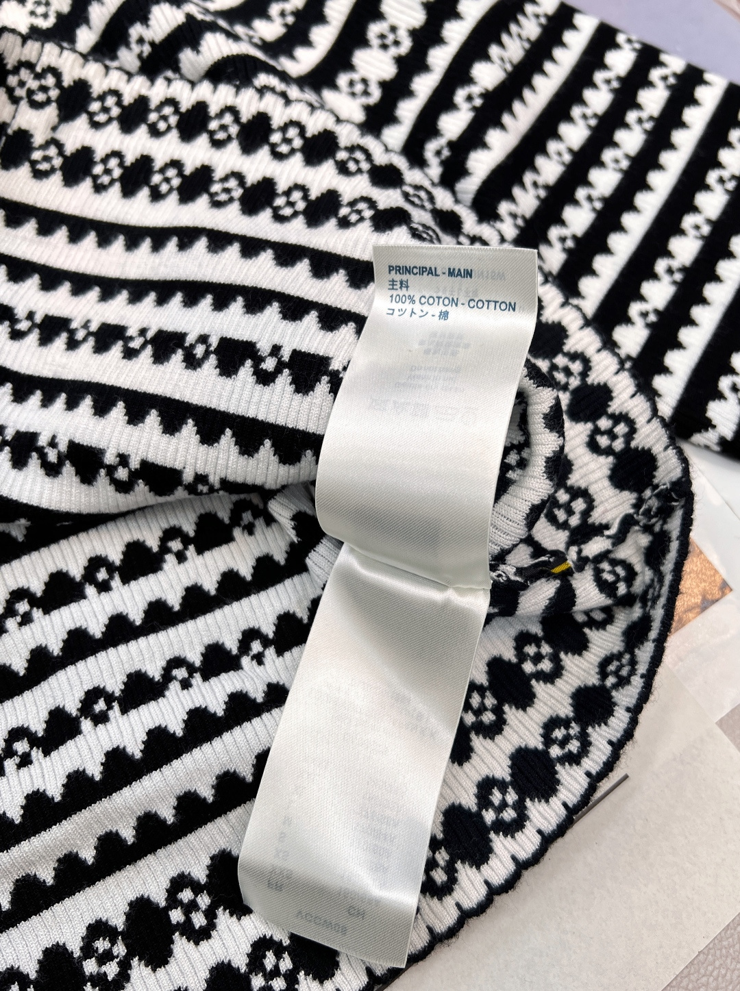 🆕Louis Vuitton新款钩花针织开衫定制纱线织造 质感高级舒适 短款修身针织开衫剪裁 两袖和衣摆