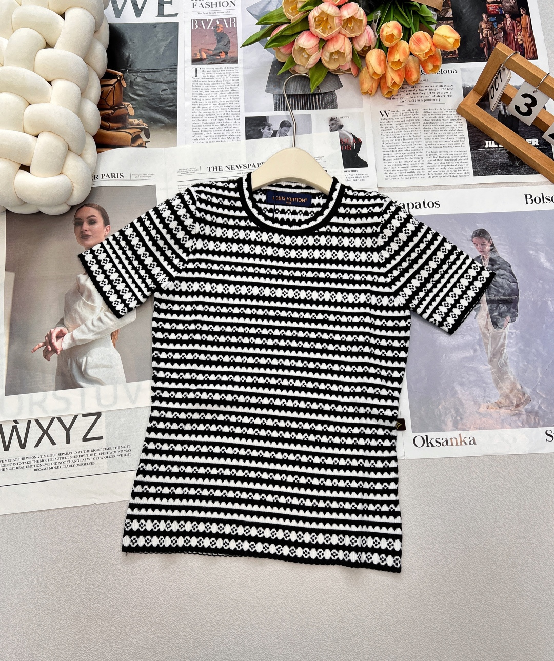 NO:483098,Louis Vuitton 2025 new crochet knitted short sleeves, customized yarn weaving, texture high-quality and comfortable, regular knitted short-sleeved tailoring, two sleeves and hem decorate wavy lace shape, matched with multi-patterned striped patterns, highlight the brand personality, highlight the high-end feeling of outfit, inclusive and slimming design, neckline edging thread, make simple styles look exquisite, wear and slack tone, the latest four-leaf clover logo on the waist, different market version, light luxury and fashionable, single-wear layering, first choice for fashion outfits in four seasons, complete three standards, large-scale products Size sml code L,,louis vuitton, T-shirt, alexander wang19860909Louis Vuitton2025新款钩花针织短袖,定制纱线织造 质感高级舒适 常规针织短袖剪裁 两袖和衣摆装点波浪花边造型 搭配通体相间多纹路条纹图案 彰显品牌个性 凸显穿搭高级感 包容显瘦设计 领口包边螺纹 让简单款式穿出精致感 穿搭尽显松弛调性 腰侧最新四叶草徽标 区别市场版本 轻奢时髦 单穿叠穿均可 四季时尚穿搭首选 ,三标齐全,大货出 尺码sml 编码L,,louis vuitton,T-shirt,alexander wang,Women's clothing