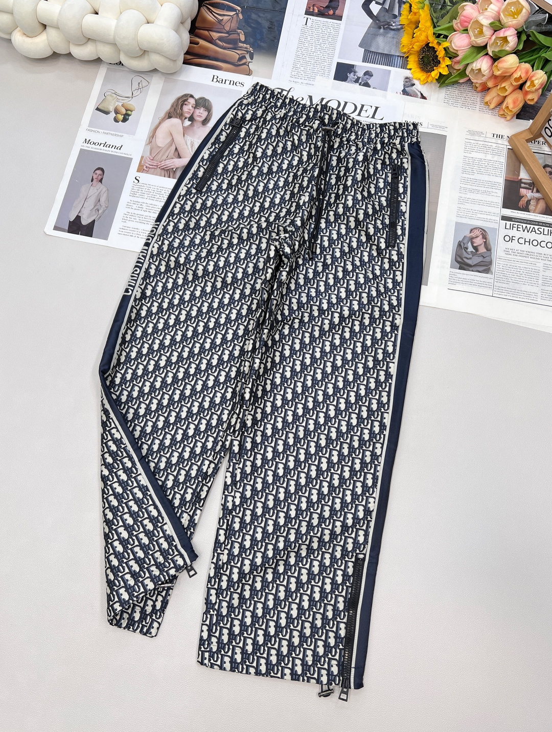 NO:484068,DIOR's new Dior Presbyterian trousers, fashionable and comfortable coexist. The fallen Dior Presbyterian trousers are definitely treasures in the closet!  The iconic Dior presbyopia pattern is all over the trousers, classic and high-end, and every detail tells the unique charm of the brand. The carefully decorated logo webbing on the outside of the legs not only enriches the design layer, but also looks like the finishing touch, making the trousers stand out in an instant. The trousers are cleverly equipped with zippers and drawstring designs, so don’t underestimate them!  With a light pull of the zipper and a random adjustment of the drawstring, you can easily adapt to various shapes. Whether it is the neat straight-tube style or the unique foot-length style, you can perfectly control it, while highlighting the body lines, add a full sense of fashionable vitality to the overall shape. When you wear it, you can feel the excellent texture brought by customized surface accessories, which is skin-friendly and comfortable. The style is fashionable and slack. Whether it is matched with a simple white T-shirt, a personalized sweatshirt, or a capable shirt, you can easily create a casual and stylish outfit, which is definitely the best choice for casual outfits!  Determine the version and bring this unique fashion home ~ Three standards are complete, large-scale products are available SML size sml, dior, dior, hoodie, sweatshirts, shirts, alexander wang19860909DIOR新款迪奥老花长裤 ,时髦与舒适并存,一眼沦陷的迪奥老花长裤,绝对是衣橱里的宝藏单品！ 标志性的迪奥老花图案遍布裤身,经典又高级,每一个细节都在诉说着品牌的独特魅力.腿外侧精心装饰的徽标织带,不仅丰富了设计层次,更像是画龙点睛之笔,让这条裤子瞬间脱颖而出. 裤脚处巧妙设置了拉链和抽绳设计,可别小瞧了它们！拉链轻轻一拉,抽绳随意一调,就能轻松适配各种造型.无论是利落的直筒版型,还是个性的束脚风格,都能完美驾驭,在凸显身形线条的同时,为整体造型增添满满的时髦活力 . 穿上它,你能感受到定制面辅料带来的绝佳质感,亲肤又舒适.风格时髦且松弛,无论是搭配简约白T、个性卫衣,还是干练的衬衫,都能轻松打造出休闲又不失格调的穿搭,绝对是休闲穿搭的不二之选！ 认准版本,把这份独一无二的时髦带回家~三标齐全,大货出 尺码sml 编,,dior,dior,hoodie,sweatshirts,shirts,alexander wang,Women's clothing