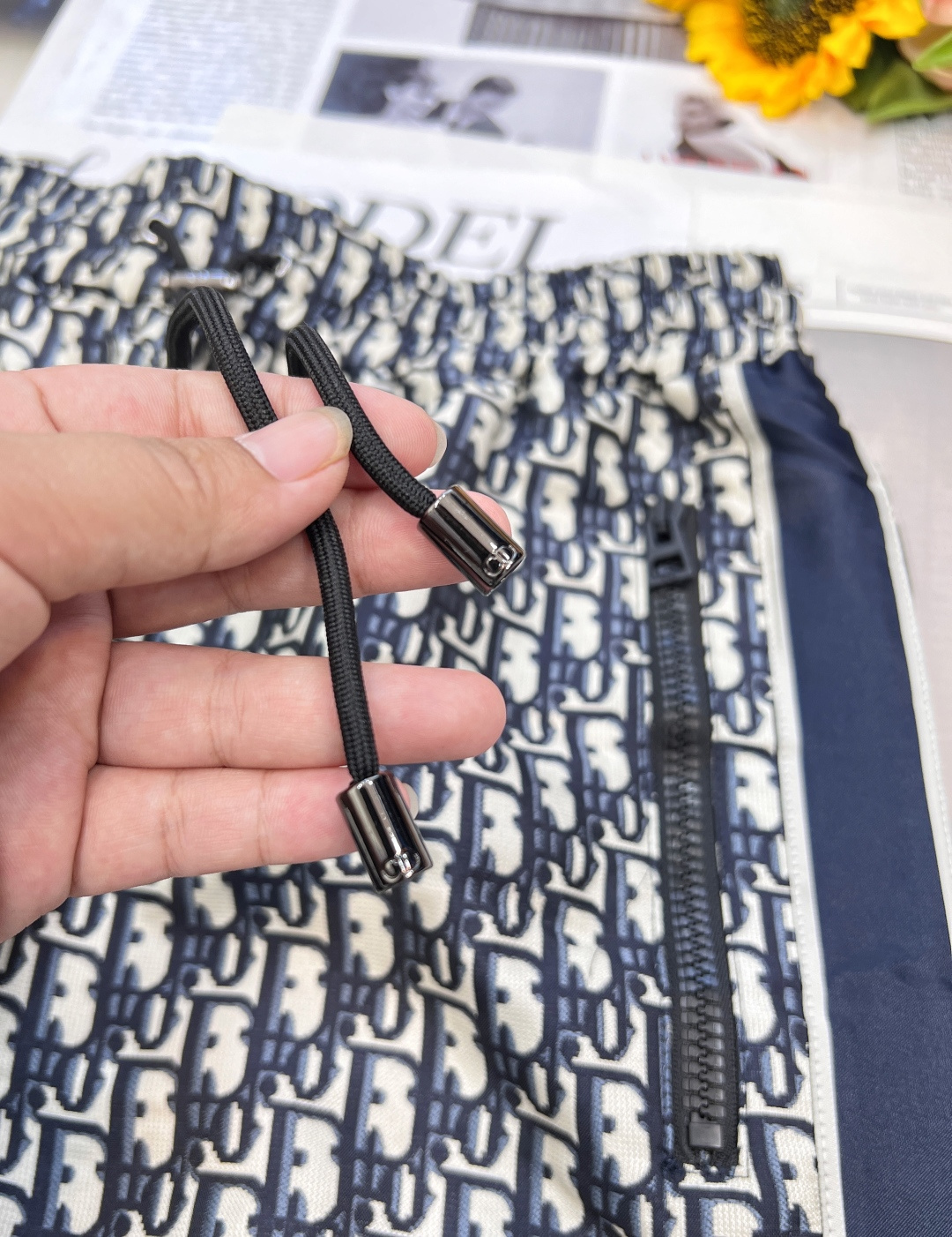 🆕DIOR新款迪奥老花长裤 ，时髦与舒适并存，一眼沦陷的迪奥老花长裤，绝对是衣橱里的宝藏单品！标志性的迪