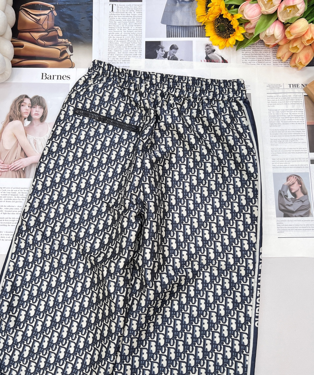 🆕DIOR新款迪奥老花长裤 ，时髦与舒适并存，一眼沦陷的迪奥老花长裤，绝对是衣橱里的宝藏单品！标志性的迪