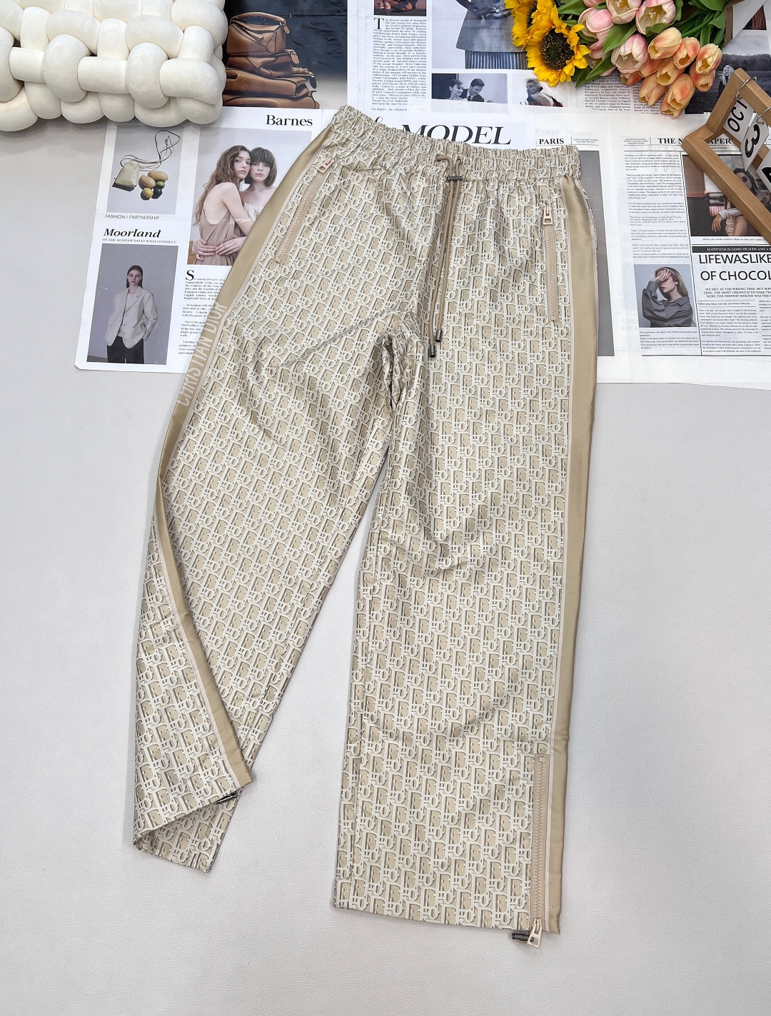 NO:484078,DIOR's new Dior Presbyterian trousers, fashionable and comfortable coexist. The desolate Dior Presbyterian trousers are definitely treasures in the closet!  The iconic Dior presbyopia pattern is all over the trousers, classic and high-end, and every detail tells the unique charm of the brand. The carefully decorated logo webbing on the outside of the legs not only enriches the design layer, but also looks like the finishing touch, making the trousers stand out in an instant. The trousers are cleverly equipped with zippers and drawstring designs, so don’t underestimate them!  With a light pull of the zipper and a random adjustment of the drawstring, you can easily adapt to various shapes. Whether it is the neat straight-tube style or the unique foot-length style, you can perfectly control it, while highlighting the body lines, add a full sense of fashionable vitality to the overall shape. When you wear it, you can feel the excellent texture brought by customized surface accessories, which is skin-friendly and comfortable. The style is fashionable and slack. Whether it is matched with a simple white T-shirt, a personalized sweatshirt, or a capable shirt, you can easily create a casual and stylish outfit, which is definitely the best choice for casual outfits!  Determine the version and bring this unique fashion home ~ Three standards are complete, large-scale products are available SML size sml, dior, dior, hoodie, sweatshirts, shirts, alexander wang19860909DIOR新款迪奥老花长裤 ,时髦与舒适并存,一眼沦陷的迪奥老花长裤,绝对是衣橱里的宝藏单品！ 标志性的迪奥老花图案遍布裤身,经典又高级,每一个细节都在诉说着品牌的独特魅力.腿外侧精心装饰的徽标织带,不仅丰富了设计层次,更像是画龙点睛之笔,让这条裤子瞬间脱颖而出. 裤脚处巧妙设置了拉链和抽绳设计,可别小瞧了它们！拉链轻轻一拉,抽绳随意一调,就能轻松适配各种造型.无论是利落的直筒版型,还是个性的束脚风格,都能完美驾驭,在凸显身形线条的同时,为整体造型增添满满的时髦活力 . 穿上它,你能感受到定制面辅料带来的绝佳质感,亲肤又舒适.风格时髦且松弛,无论是搭配简约白T、个性卫衣,还是干练的衬衫,都能轻松打造出休闲又不失格调的穿搭,绝对是休闲穿搭的不二之选！ 认准版本,把这份独一无二的时髦带回家~三标齐全,大货出 尺码sml 编,,dior,dior,hoodie,sweatshirts,shirts,alexander wang,Women's clothing