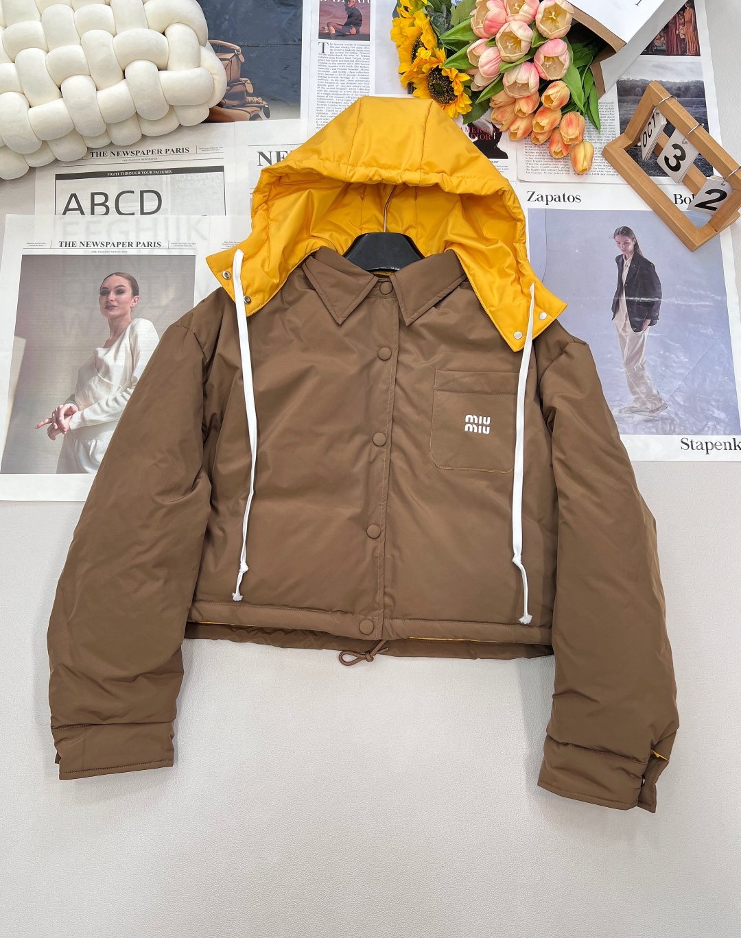 NO:484086,With dust bag Miumiu2025 new detachable contrasting hooded down jacket, customized YB imported windproof nylon material, texture gloss, waterproof and windproof, white goose velvet filled inner lining, the whole piece is light and warm, removable bright yellow hooded treatment, forming a color collision with the large body fabric, full design sense, iconic letter decoration of the jacket chest pocket, presenting brand concept, zipper placket and drawstring adjustment, can be adjusted at will, light and fashionable, autumn and winter paired with jeans and casual pants, integrating warmth and fashionable, customized surface accessories, accurate version, velvet filling standard: national standard 90 velvet filling: white goose velvet, complete three standards, large-scale delivery SML code,,miumiu, jeans, jackets & coats, down jacket,hats,alexander wang19860909配防尘袋Miumiu2025新款可拆卸撞色连帽羽绒外套,定制YB进口防风尼龙材质 质感光泽 防水防风 白鹅绒填充内里 整件轻盈保暖 可拆卸亮黄色连帽处理 与大身面料形成颜色碰撞 设计感拉满 外套胸前口袋标志性字母装饰 呈现品牌理念 拉链开襟和抽绳调节 随意可调节穿脱 上身轻盈时尚 秋冬搭配牛仔裤休闲裤都非常 集保暖与时髦一体 定制面辅料 认准版本 充绒标准:国标90绒 充绒物:白鹅绒 ,三标齐全,大货出 尺码sml 编码,,miumiu,jeans,jackets & coats,down jacket,hats,alexander wang,Women's clothing