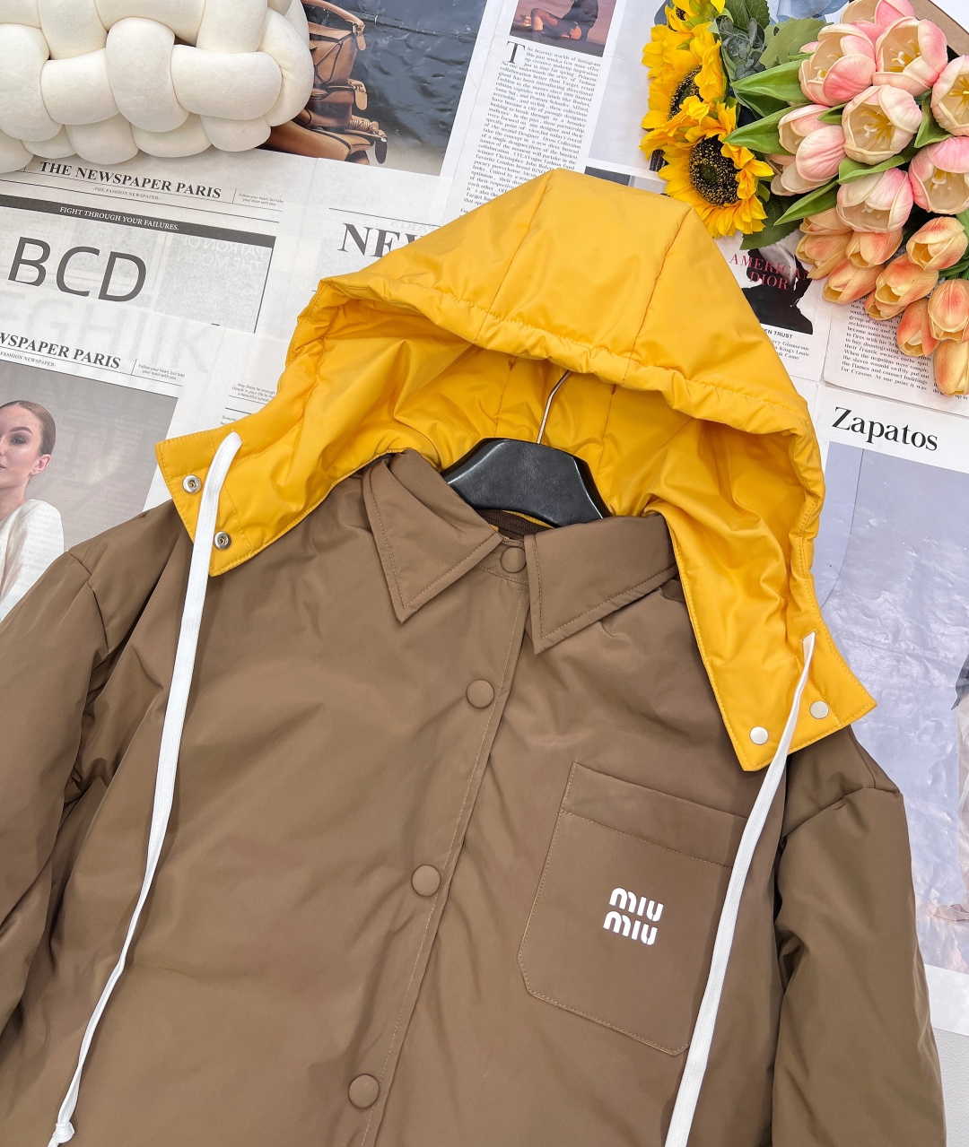 🆕Miumiu2025新款可拆卸撞色连帽羽绒外套，定制YB进口防风尼龙材质 质感光泽 防水防风 白鹅绒填