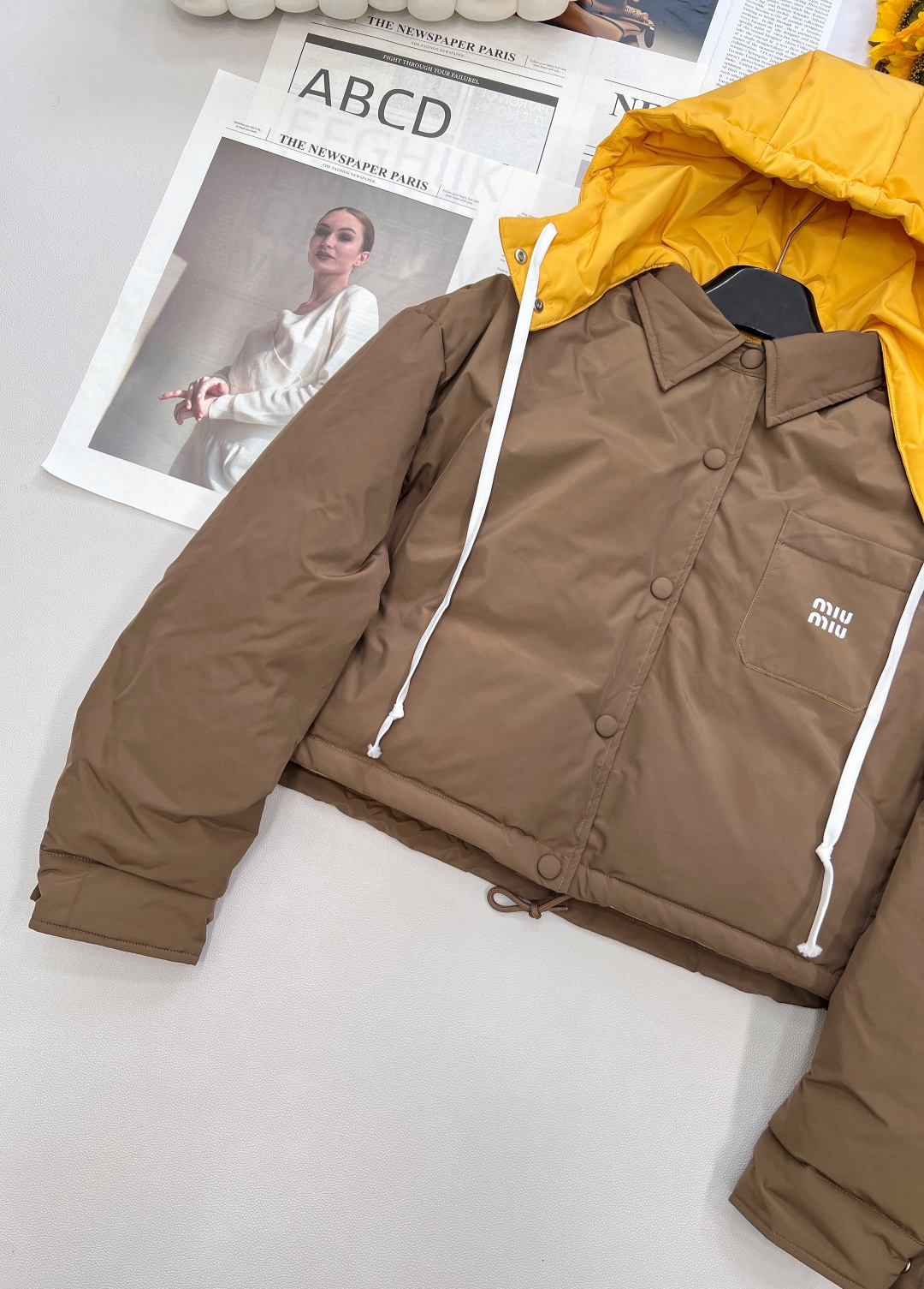 🆕Miumiu2025新款可拆卸撞色连帽羽绒外套，定制YB进口防风尼龙材质 质感光泽 防水防风 白鹅绒填