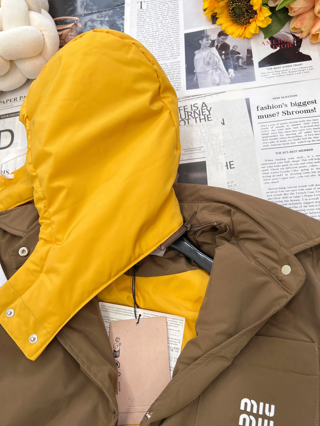 🆕Miumiu2025新款可拆卸撞色连帽羽绒外套，定制YB进口防风尼龙材质 质感光泽 防水防风 白鹅绒填