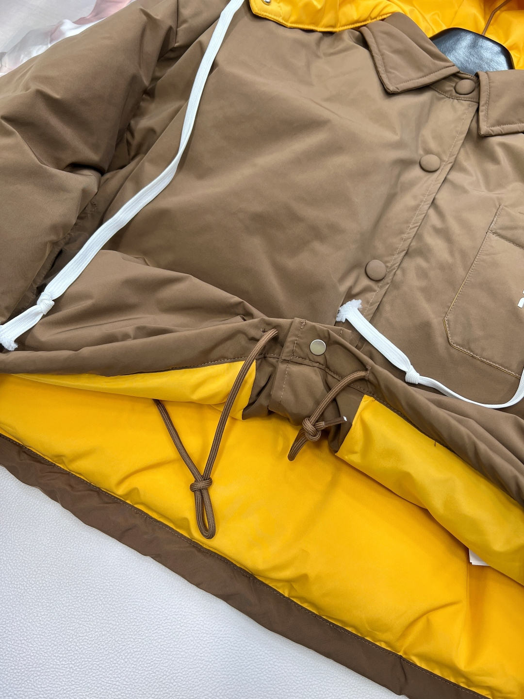 🆕Miumiu2025新款可拆卸撞色连帽羽绒外套，定制YB进口防风尼龙材质 质感光泽 防水防风 白鹅绒填