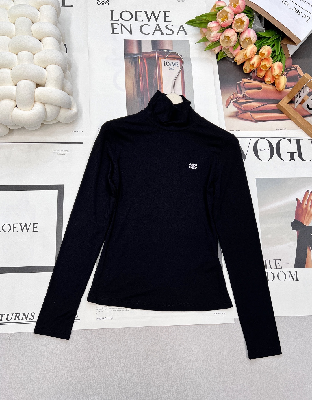 NO:484058,CELINE's latest autumn and winter Arc decorative elastic turtleneck base shirt, creamy fabric is very comfortable, does not pill or deform, very elastic, the fabric is very smooth and delicate, close and comfortable, turtleneck design is warm and practical, and can make the neck look very slender. Small LOGO design is simple and durable, classic and fashionable. A must-have versatile base shirt. Complete three standards, two colors. Size sml code E, celine, alexander wang19860909CELINE秋冬最新款凯旋门刺绣装饰弹力高领打底衫 ,奶油质地面料很舒服 不起球不变形 弹力很大 面料很顺滑细腻 贴身舒适 高领设计 保暖实穿还可以显得颈脖很修长 小LOGO设计简约耐看 经典时髦 必备的万能百搭打底衫 三标齐全,两色出 尺码sml 编码E,,celine,alexander wang,Women's clothing