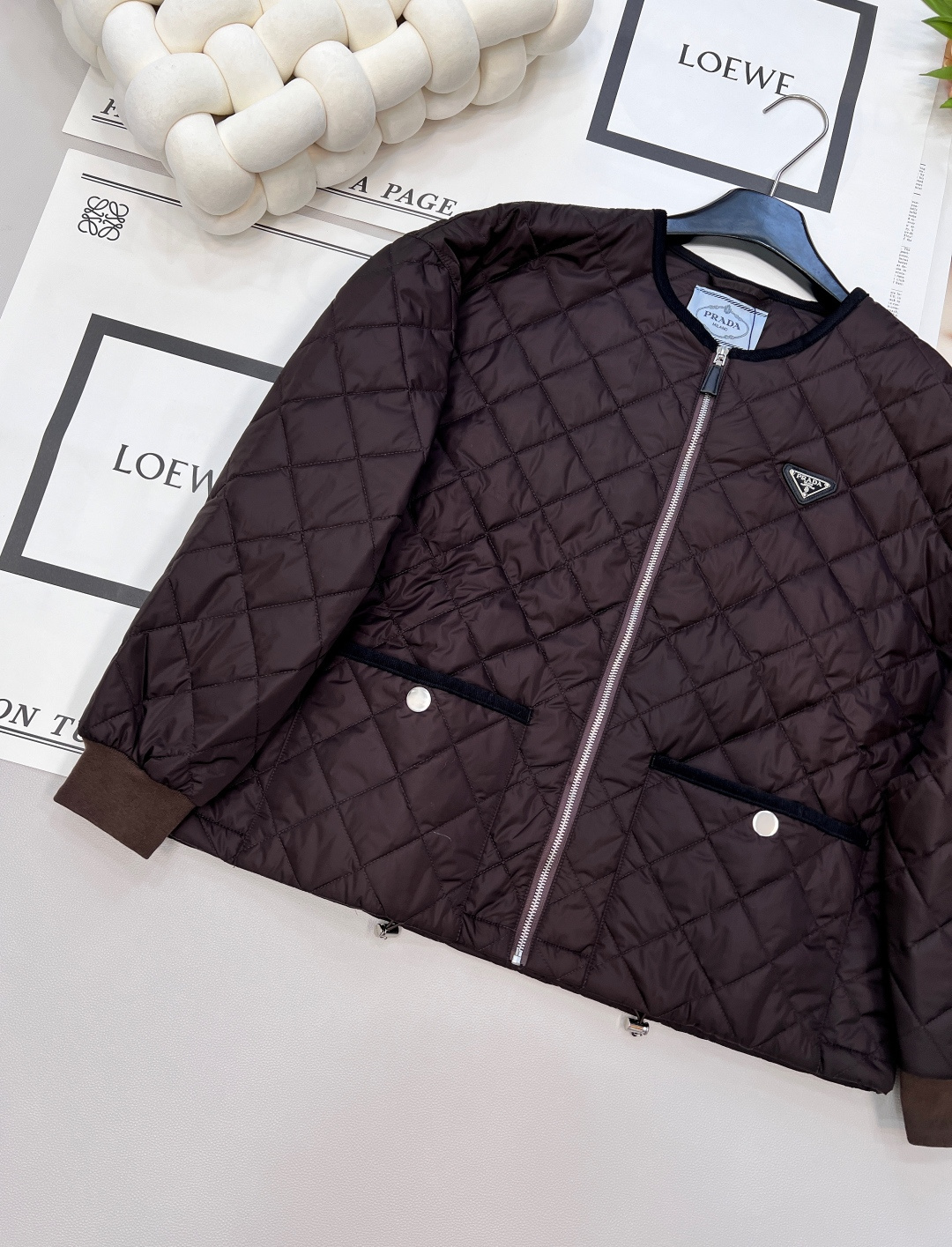 🆕PRADA菱格圆领羽绒棉服，定制YB进口防风防水尼龙材质 其工艺还原 升级材质 提升秋冬御寒功能 羽绒