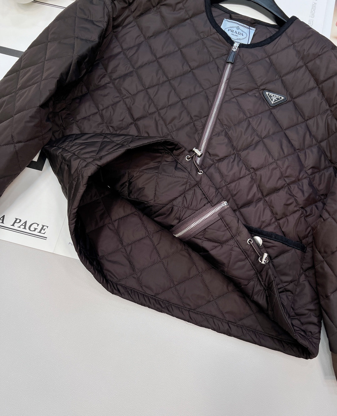 🆕PRADA菱格圆领羽绒棉服，定制YB进口防风防水尼龙材质 其工艺还原 升级材质 提升秋冬御寒功能 羽绒
