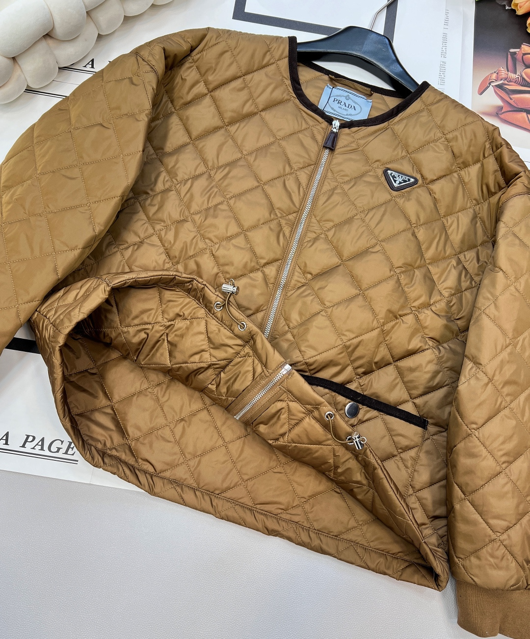 🆕PRADA菱格圆领羽绒棉服，定制YB进口防风防水尼龙材质 其工艺还原 升级材质 提升秋冬御寒功能 羽绒