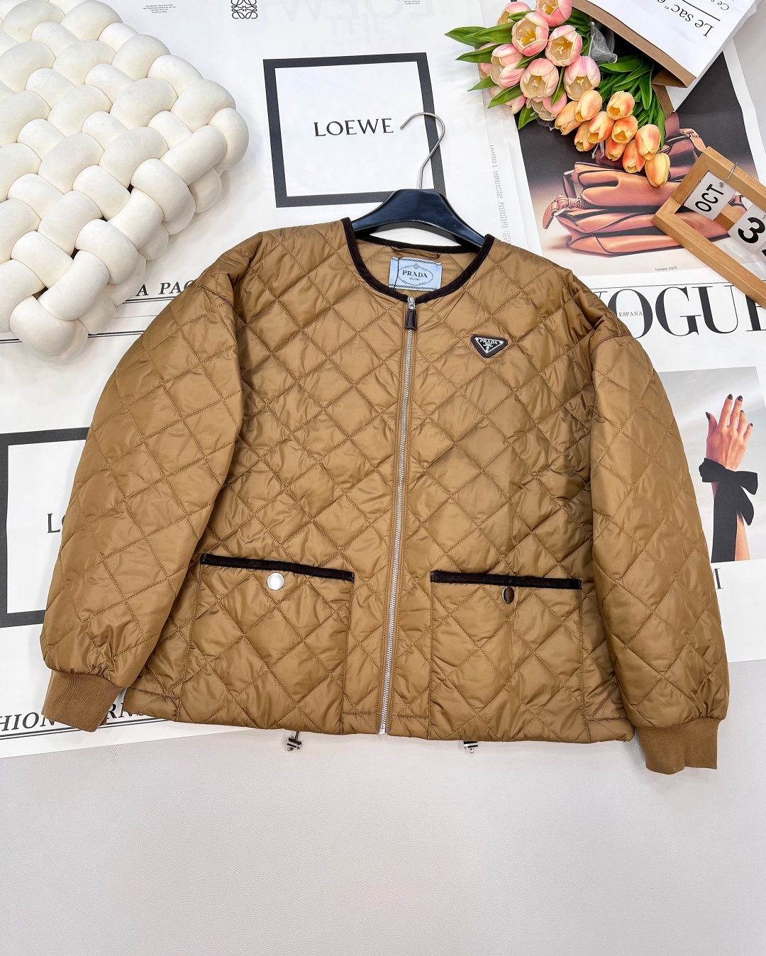 NO:484083,PRADA diamond round neck down cotton jacket, customized YB imported windproof and waterproof nylon material, its process restores, upgraded materials, improves the function of cold resistance in autumn and winter, down cotton filling the inner part, light and warm, Zipper tilt adjustment, diamond embossed throughout, symmetrical pocket hand warming, increase capacity, rich and practical design, the chest is embossed with the iconic triangular metal logo, showing low-key and high-end feel, elastic thread on the cuff, better fit and wrapping, decoration details show quality, get rid of dullness, integrate warmth and fashionable, customized surface accessories, accurate version, high version, three standards, two colors, size sml code P,,prada, down jacket, alexander wang19860909PRADA菱格圆领羽绒棉服,定制YB进口防风防水尼龙材质 其工艺还原 升级材质 提升秋冬御寒功能 羽绒棉填充内里 整件轻盈保暖 拉链开襟调节 通体采用菱格压纹 对称口袋暖手增大容量 设计丰富实用 胸前点缀标志性三角金属徽标 彰显低调高级感 袖口弹力螺纹 贴合包裹性更好 装点细节展现品质 摆脱沉闷 集保暖与时髦一体 定制面辅料 认准版本 高版本 ,三标齐全,两色出 尺码sml 编码P,,prada,down jacket,alexander wang,Women's clothing