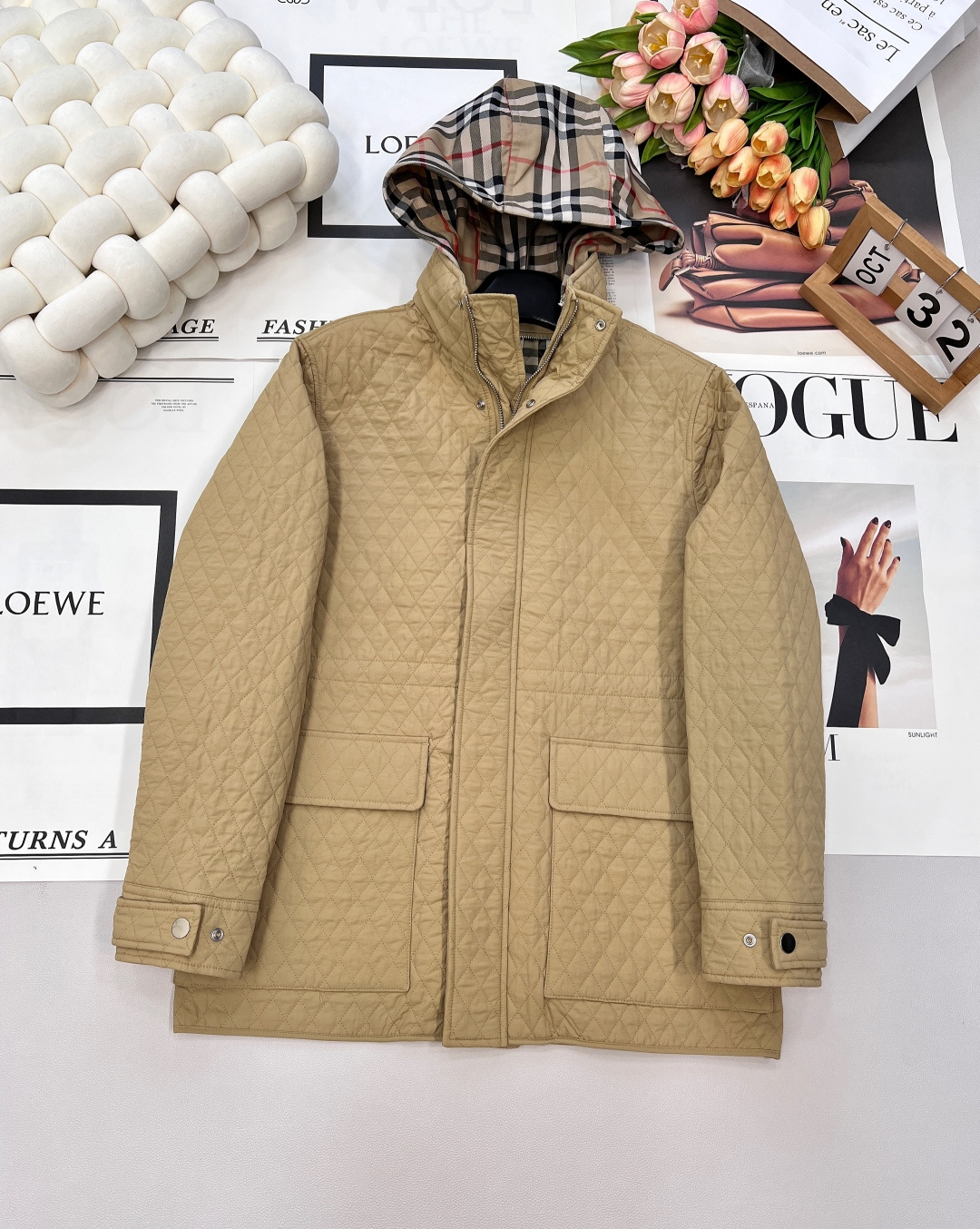 NO:484091,BURBERRY plaid hooded diamond quilted cotton jacket, this small diamond quilted element is a new element this year. It can maximize the bloated feeling of cotton jackets, and it can be light and thinned when worn!  The checked lining is the most classic and soulful design in the cotton clothing series. There are also storable checked hats, all with their own identity attributes!  You can get more outfit styles by rolling the cuffs, adjusting the waist drawstring, and standing collar/hood conversion!  Nylon fabric, delicate and soft texture, windproof and waterproof, and the inner part is filled with high-efficiency thermal insulation fiber cotton. Thin style is suitable for wearing in spring, autumn and early winter!  Straight loose fit, length cover buttocks, height, short, fat and thin, and skirts and pants are easy to match!  Three standards are complete, two colors are out of size smlXL code, burberry, skirts, hats, alexander wang19860909BURBERRY格纹连帽菱格绗缝棉服,这种小菱格是今年新出的元素, 可以最大化压低棉服的臃肿感,穿上轻便又有打薄身形的视觉效果！ 格纹内衬是棉服系列最经典最灵魂的设计, 另外还有可收纳格纹帽子,都自带身份属性！ 可通过卷袖口、调节腰部抽绳、立领/连帽的转换,来获取更多穿着造型！ 锦纶面料,质地细腻柔和,防风防水, 内里填充的是高效保温纤维棉. 薄款适合春 秋 初冬穿！ 直筒宽松版型,长度盖臀,高矮胖瘦都好驾驭,裙装裤装也都好搭！三标齐全,两色出 尺码smlXL 编码,,burberry,skirts,hats,alexander wang,Women's clothing