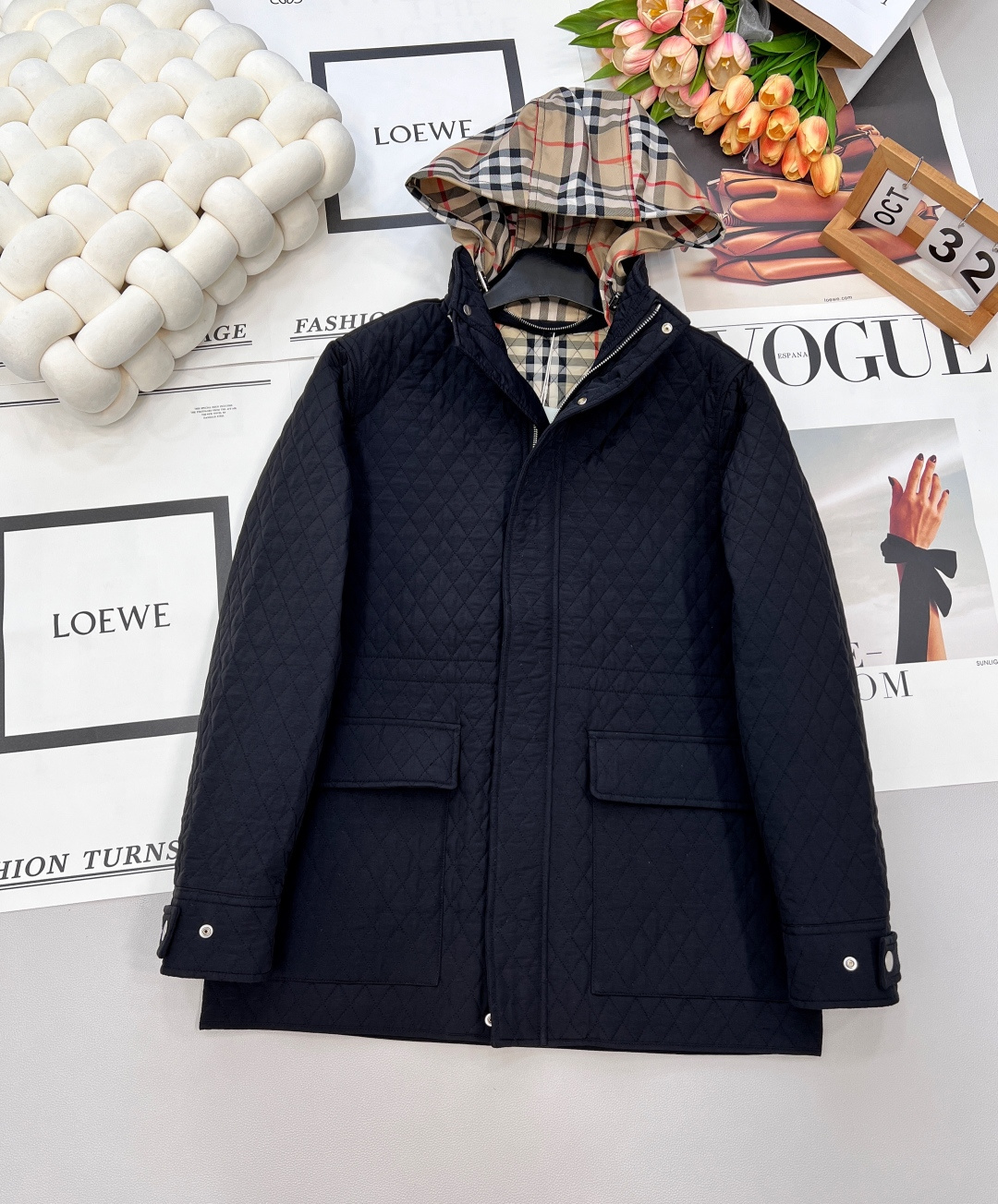 NO:484098,BURBERRY plaid hooded diamond quilted cotton jacket, this small diamond quilted element is a new element this year. It can maximize the bloated feeling of cotton jackets, and it can be light and thinned when worn!  The checked lining is the most classic and soulful design in the cotton clothing series. There are also storable checked hats, all with their own identity attributes!  You can get more outfit styles by rolling the cuffs, adjusting the waist drawstring, and standing collar/hood conversion!  Nylon fabric, delicate and soft texture, windproof and waterproof, and the inner part is filled with high-efficiency thermal insulation fiber cotton. Thin style is suitable for wearing in spring, autumn and early winter!  Straight loose fit, length cover buttocks, height, short, fat and thin, and skirts and pants are easy to match!  Complete three standards, two colors, size smlXL code B, burberry, skirts, hats, alexander wang19860909BURBERRY格纹连帽菱格绗缝棉服,这种小菱格是今年新出的元素, 可以最大化压低棉服的臃肿感,穿上轻便又有打薄身形的视觉效果！ 格纹内衬是棉服系列最经典最灵魂的设计, 另外还有可收纳格纹帽子,都自带身份属性！ 可通过卷袖口、调节腰部抽绳、立领/连帽的转换,来获取更多穿着造型！ 锦纶面料,质地细腻柔和,防风防水, 内里填充的是高效保温纤维棉. 薄款适合春 秋 初冬穿！ 直筒宽松版型,长度盖臀,高矮胖瘦都好驾驭,裙装裤装也都好搭！三标齐全,两色出 尺码smlXL 编码B,,burberry,skirts,hats,alexander wang,Women's clothing