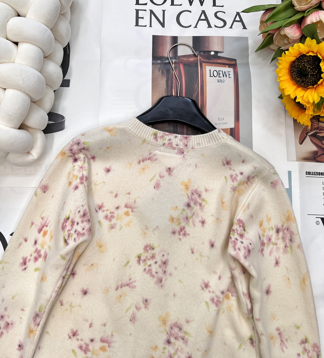 🆕Prada新款碎花针织开衫，定制YB羊毛➕马海毛纱线织造 质感高级 舒适柔软 圆领正肩开衫版型 常规裁