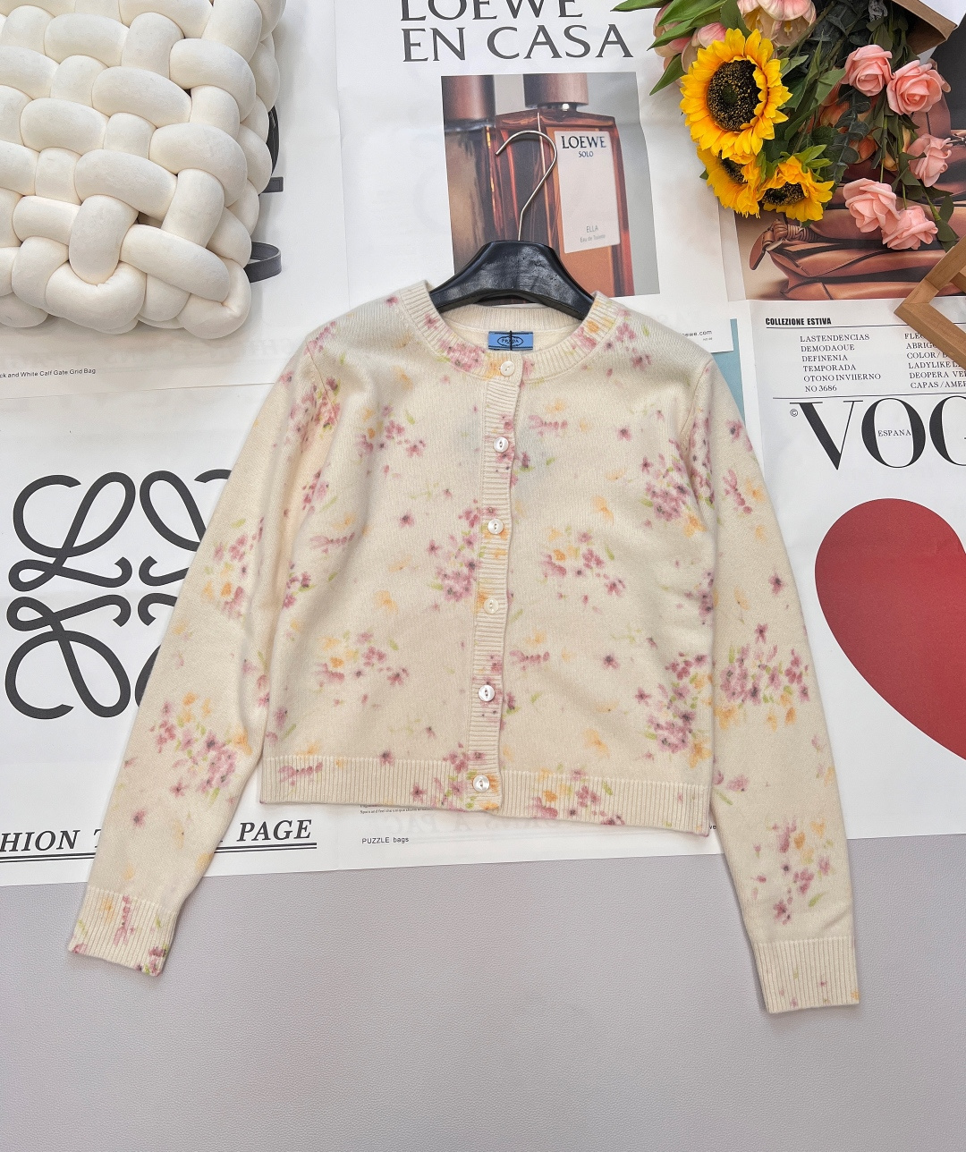 NO:484104,Prada2025 new floral knitted cardigan, custom YB wool mohair yarn wool, high-quality texture, comfortable and soft, round neck straight shoulder cardigan style, regular cut, highlighting gentle temperament, all edges are tightened with elasticity, goose yellow base, decorated with pink floral patterns, full of vitality, showing high-end tone, regular style does not pick on body and age, sweet and age-reducing custom face accessories, three standards, large-scale products, size sml code,,prada,alexander wang19860909Prada2025新款碎花针织开衫,定制YB羊毛马海毛纱线织造 质感高级 舒适柔软 圆领正肩开衫版型 常规裁剪 突出温柔气质 包边均以弹力收紧 鹅黄色打底 搭配粉色系碎花图案装饰 生机盎然 彰显高级调性 常规版型不挑身材年龄 穿搭甜美减龄 定制面辅料 ,三标齐全,大货出 尺码sml 编码,,prada,alexander wang,Women's clothing