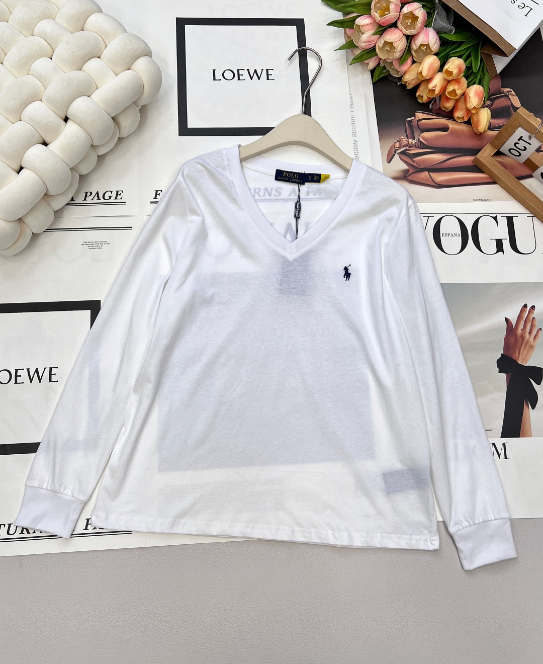 NO:484109,Ralph Lauren classic comfortable four-color pony embroidered long-sleeved V-neck T-shirt for early autumn outfit!  Full of vitality. The classic models on sale every year can be worn outside and inside. It is not a good choice at all!  A super versatile base T-shirt can unlock N styles of clothing. It is said!  Cotton, a bit like baby cotton, the touch is very comfortable and soft, with elasticity, comfortable and stable, will not deform. The simple and elegant shape can be called a versatile and versatile, 'the base shirt' that can be worn outside!! With it, whether it is the sunny and confident casual style created by wearing outside; or the inner matching with cardigans and suits, the aristocratic high-end feeling is exuding. It has a kind of magic, which is converted into different styles, outstanding in one second, complete with three standards, and three colors. Size sml,,loro piano,tees,t-shirt,business suit,alexander wang19860909Ralph Lauren拉夫劳伦经典款舒适四色小马刺绣长袖V领T恤 早秋穿搭！活力满满 年年在售的经典款,外穿内搭都可以 完全不挑！超级百搭的打底T恤一件T恤可以解锁N种穿搭风格说的就是它了！ 棉,有点婴儿棉的感觉,触感非常舒服软糯,自带弹力哈 舒适稳定不会变形 简约大方的造型,它,简直可以称作一件万能百搭、“可以外穿的“打底衫”！！ 有它在,无论是外穿打造的阳光自信的休闲风；还是做内搭搭配开衫、西装,那浑身散发的贵族高级感,它就是有种魔力,在不同风格中转换,一秒出彩,三标齐全,三色出 尺码sml,,loro piana,tees，t-shirt,business suit,alexander wang,Women's clothing