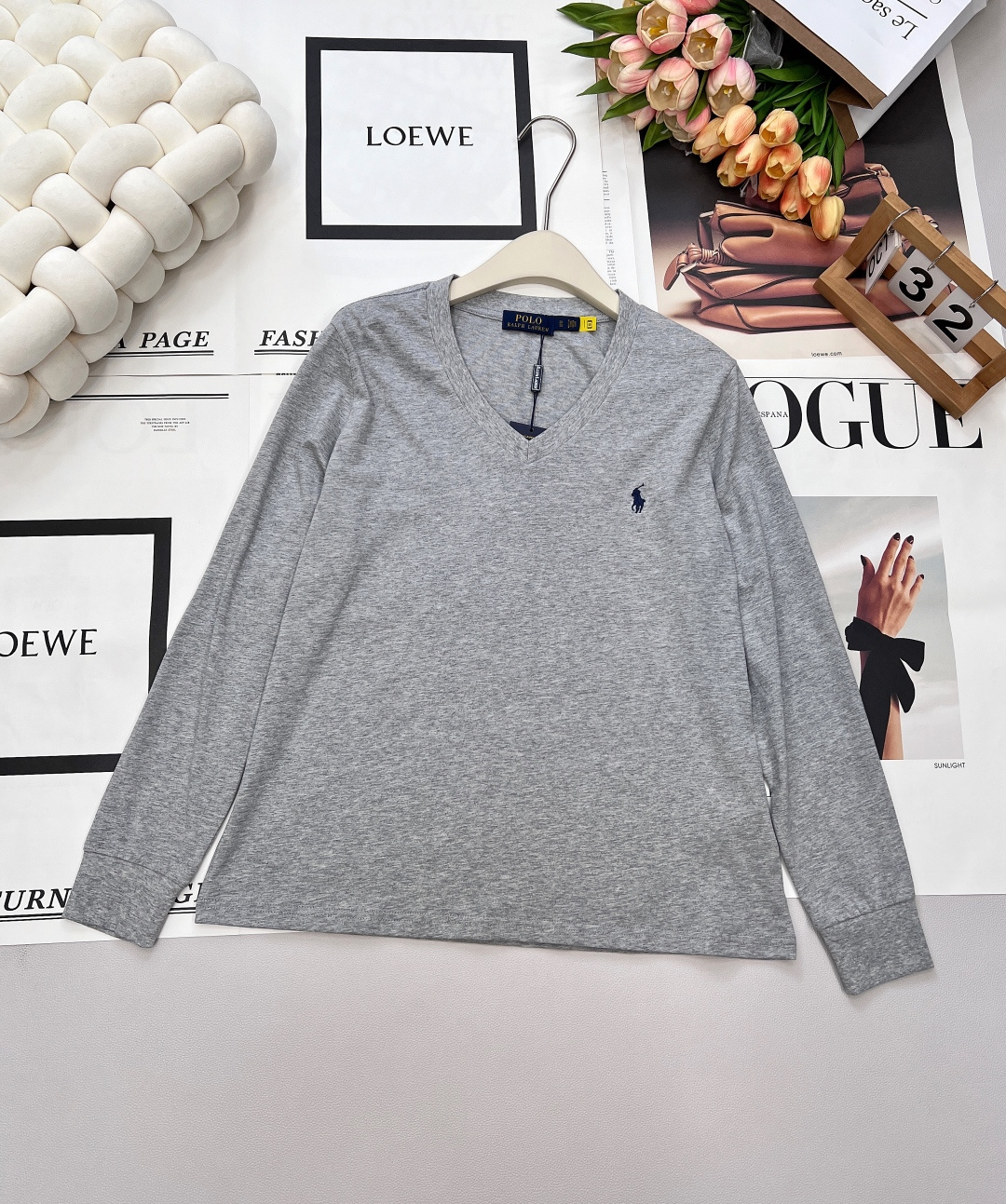 NO:484113,Ralph Lauren classic comfortable four-color pony embroidered long-sleeved V-neck T-shirt for early autumn outfit!  Full of vitality. The classic models on sale every year can be worn outside and inside. It is not a good choice at all!  A super versatile base T-shirt can unlock N styles of clothing. It is said!  Cotton, a bit like baby cotton, the touch is very comfortable and soft, with its own elasticity, comfortable and stable, will not deform. The simple and elegant shape can be called a universal and versatile, 'bottom shirt' that can be worn outside!! With it, whether it is the sunny and confident casual style created by wearing outside; or the inner matching of cardigans and suits, the aristocratic high-end feeling exudes all over the body, it has a kind of magic, which is converted into different styles, outstanding in one second, complete with three standards, and three colors. Size sml code, loro piano, tees, t-shirt, business suit, alexander wang19860909Ralph Lauren拉夫劳伦经典款舒适四色小马刺绣长袖V领T恤 早秋穿搭！活力满满 年年在售的经典款,外穿内搭都可以 完全不挑！超级百搭的打底T恤一件T恤可以解锁N种穿搭风格说的就是它了！ 棉,有点婴儿棉的感觉,触感非常舒服软糯,自带弹力哈 舒适稳定不会变形 简约大方的造型,它,简直可以称作一件万能百搭、“可以外穿的“打底衫”！！ 有它在,无论是外穿打造的阳光自信的休闲风；还是做内搭搭配开衫、西装,那浑身散发的贵族高级感,它就是有种魔力,在不同风格中转换,一秒出彩,三标齐全,三色出 尺码sml 编码,,loro piana,tees，t-shirt,business suit,alexander wang,Women's clothing