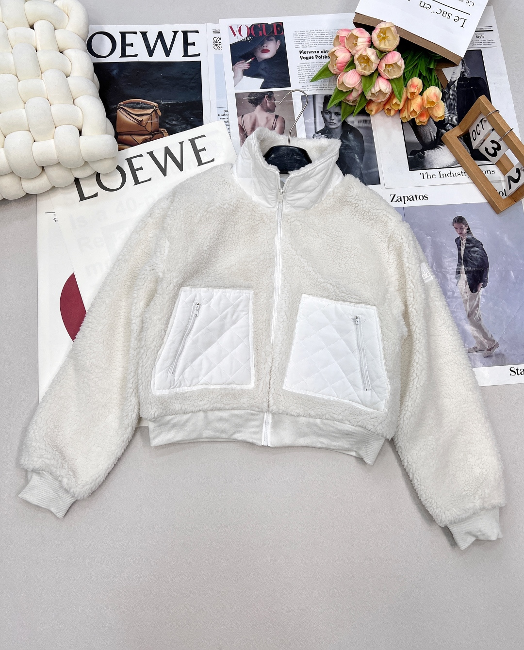 NO:484981,alo25Fw early autumn new pellet fleece Teddy lamb fur splicing jacket is here!  Exclusive high-end products, which are the favorite of winter fashion essence, and are also a cost-effective choice. The selection of environmentally friendly lamb wool materials, both warm and fashionable. Large grain lamb wool is comfortable to touch, super warm, and has a very soft, smooth and elastic texture. It is not easy to lose hair when worn. The visual experience and cold resistance are excellent. At the same time, it can maintain a light posture and have a warm and shiny look. A short silhouette with three-dimensional tailoring can be easily controlled by a small person. The style is simple and atmospheric, relaxed and unrestrained, making the image more modern and distinctive, and the aura is directly full. It is super recommended!  Complete three standards, three colors, size sml code, jackets & coats,alexander wang19860909alo25Fw早秋新款颗粒绒泰迪羊羔毛拼接外套来啦！独家高版出品,堪称冬日时髦精的宠儿,更是极具性价比的选择.甄选环保羊羔毛材质,蓄温性和时髦度双双在线.大颗粒感羊羔毛,触感舒适,保暖性超强,质地特别柔软、顺滑且富有弹性,穿着还不易掉毛,视觉体验与御寒性能都很出色,同时又能保持轻盈姿态,兼具温润光泽.采用立体剪裁的短款廓形,小个子也能轻松驾驭的衣长,版型简约大气,松弛又不拘谨,让形象更加摩登鲜明,气场直接拉满,超级推荐！三标齐全,三色出 尺码sml 编码,,jackets & coats,alexander wang,Women's clothing