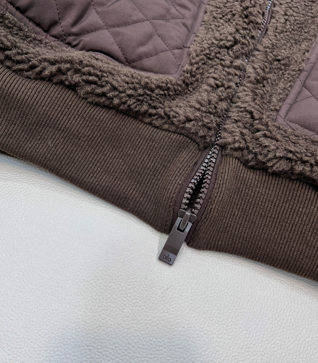 🆕alo25Fw早秋新款颗粒绒泰迪羊羔毛拼接外套来啦！独家高版出品，堪称冬日时髦精的宠儿，更是极具性价比