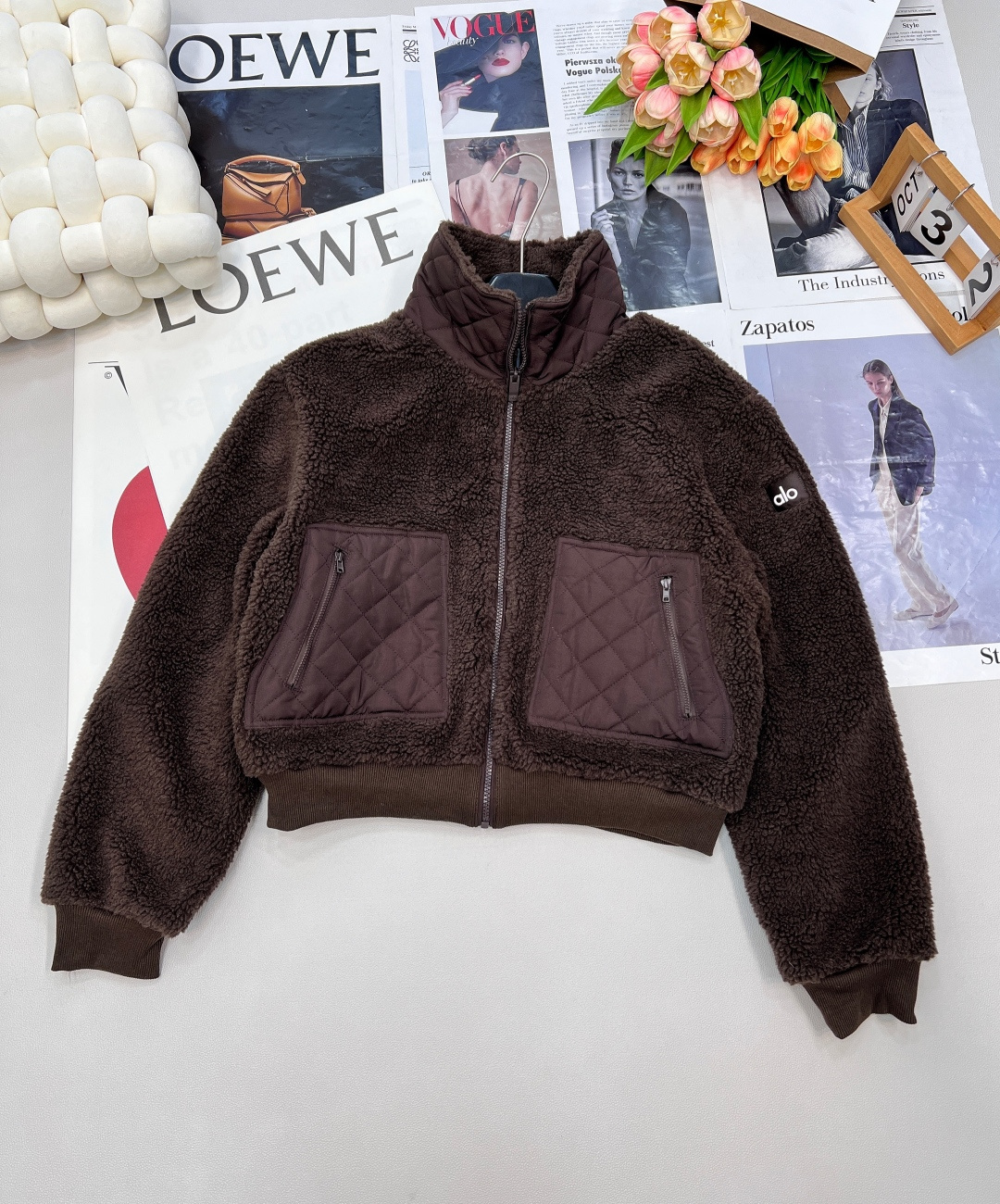 NO:484991,alo25Fw early autumn new pellet fleece Teddy lamb fur splicing jacket is here!  Exclusive high-end products, which are the favorite of winter fashion essence, and are also a cost-effective choice. The selection of environmentally friendly lamb wool materials, both warm and fashionable. Large grain lamb wool is comfortable to touch, super warm, and has a very soft, smooth and elastic texture. It is not easy to lose hair when worn. The visual experience and cold resistance are excellent. At the same time, it can maintain a light posture and have a warm and shiny look. A short silhouette with three-dimensional tailoring can be easily controlled by a small person. The style is simple and atmospheric, relaxed and unrestrained, making the image more modern and distinctive, and the aura is directly full. It is super recommended!  Complete three standards, three colors, size sml, jackets & coats, alexander wang19860909alo25Fw早秋新款颗粒绒泰迪羊羔毛拼接外套来啦！独家高版出品,堪称冬日时髦精的宠儿,更是极具性价比的选择.甄选环保羊羔毛材质,蓄温性和时髦度双双在线.大颗粒感羊羔毛,触感舒适,保暖性超强,质地特别柔软、顺滑且富有弹性,穿着还不易掉毛,视觉体验与御寒性能都很出色,同时又能保持轻盈姿态,兼具温润光泽.采用立体剪裁的短款廓形,小个子也能轻松驾驭的衣长,版型简约大气,松弛又不拘谨,让形象更加摩登鲜明,气场直接拉满,超级推荐！三标齐全,三色出 尺码sml 编,,jackets & coats,alexander wang,Women's clothing