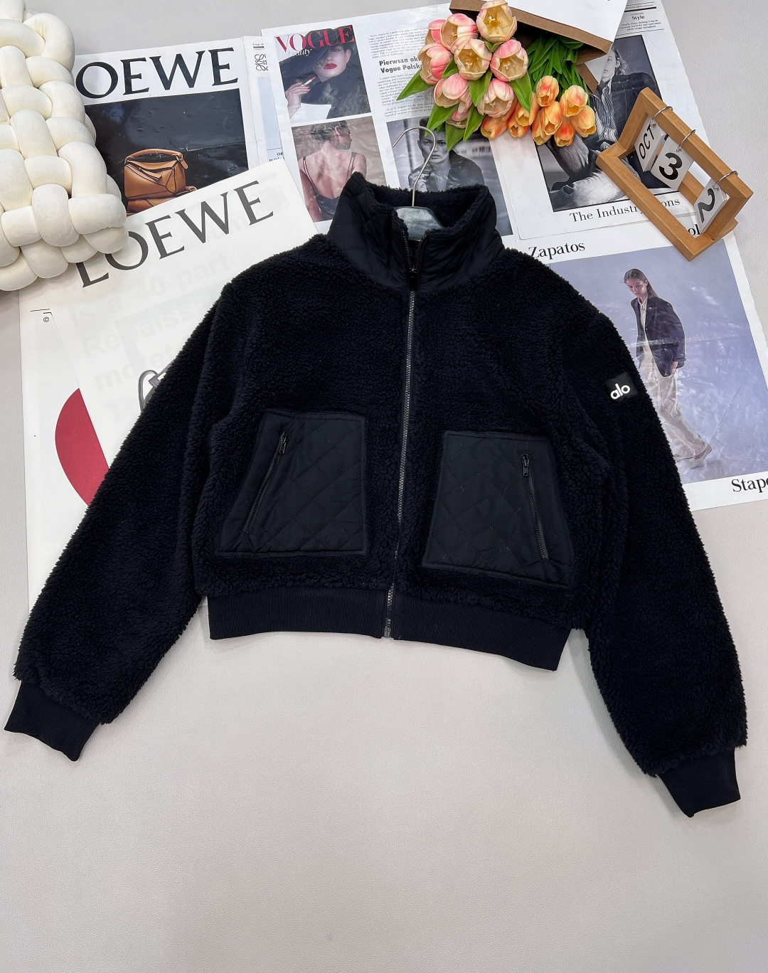 NO:485000,alo25Fw early autumn new pellet fleece Teddy lamb fur splicing jacket is here!  Exclusive high-end products, which are the favorite of winter fashion essence, and are also a cost-effective choice. The selection of environmentally friendly lamb wool materials, both warm and fashionable. Large grain lamb wool is comfortable to touch, super warm, and has a very soft, smooth and elastic texture. It is not easy to lose hair when worn. The visual experience and cold resistance are excellent. At the same time, it can maintain a light posture and have a warm and shiny look. A short silhouette with three-dimensional tailoring can be easily controlled by a small person. The style is simple and atmospheric, relaxed and unrestrained, making the image more modern and distinctive, and the aura is directly full. It is super recommended!  Complete three standards, three colors, size sml, jackets & coats, alexander wang19860909alo25Fw早秋新款颗粒绒泰迪羊羔毛拼接外套来啦！独家高版出品,堪称冬日时髦精的宠儿,更是极具性价比的选择.甄选环保羊羔毛材质,蓄温性和时髦度双双在线.大颗粒感羊羔毛,触感舒适,保暖性超强,质地特别柔软、顺滑且富有弹性,穿着还不易掉毛,视觉体验与御寒性能都很出色,同时又能保持轻盈姿态,兼具温润光泽.采用立体剪裁的短款廓形,小个子也能轻松驾驭的衣长,版型简约大气,松弛又不拘谨,让形象更加摩登鲜明,气场直接拉满,超级推荐！三标齐全,三色出 尺码sml 编,,jackets & coats,alexander wang,Women's clothing