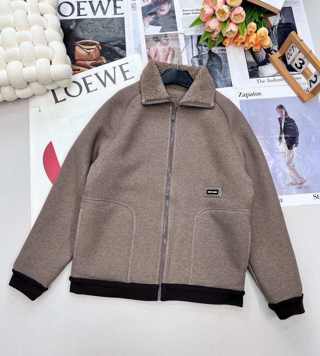 NO:484977,Miumiu 2025 new Teddy plush zipper jacket, with wool-cut outer layer, the inner layer extends to the lapel, decorated with Teddy plush material, soft and comfortable texture, fashionable and fashionable. Stand-up collar jacket tailored with zipper hem cuffs, plain black threaded edges, matching the waist letter logo, showing the brand style, the overall silhouette stands upright, loose fit, furry feel, playful and age-reducing, glutinous and fashionable outfit, the first choice for autumn and winter outfits, customized surface accessories, complete three standards, large-scale products, size sml code M,,miumiu, jackets & coats,alexander wang19860909Miumiu2025新款泰迪毛绒拉链外套,外层初剪羊毛材质 内里延伸至翻领 饰以泰迪毛绒材质 质感柔软舒适 时髦洋气 翻立领外套剪裁 拉链下摆袖口素黑螺纹包边 配合腰间字母徽标 尽显品牌格调 整体廓形立挺 宽松版型 毛茸茸手感 穿搭俏皮减龄 糯糯的时髦穿搭 秋冬穿搭首选 定制面辅料 ,三标齐全,大货出 尺码sml 编码M,,miumiu,jackets & coats,alexander wang,Women's clothing
