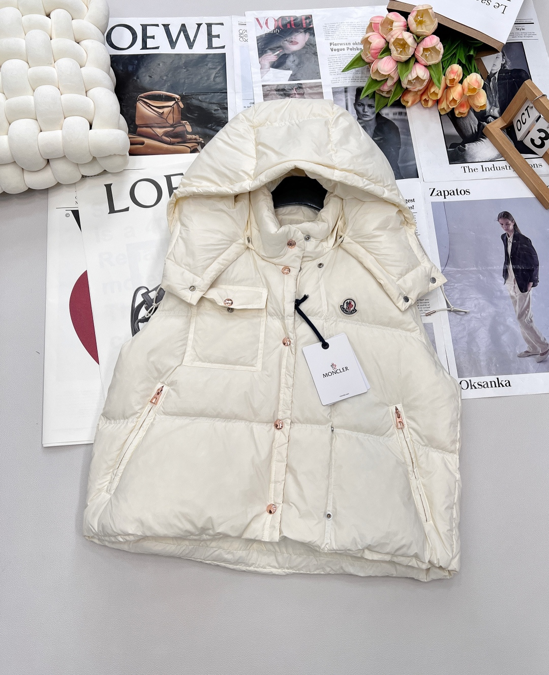 NO:484988,With dust bag Moncler25Fw early autumn new style removable hooded stand-up collar down vest | Exclusive yb development!  High-end production!  White goose velvet filled inner lining, the whole piece is light and warm, the slim vest is fashionable and not bloated, the stand collar is removable, the drawstring is designed to protect the cold and windproof, the classic rectangular texture, the iconic brand seal on the chest, the contrasting zipper is embellished in the pocket, the details show the brand concept, the first choice for layering in autumn and winter, the three standards are complete, the two colors are outstanding SML code, down jacket, hats, alexander wang19860909配防尘袋Moncler25Fw早秋新款可拆卸连帽立领羽绒马甲丨独家yb开发！高版出品！白鹅绒填充内里 整件轻薄保暖 修身马甲时髦不显臃肿 立领可拆卸连帽抽绳设计御寒防风 经典长方格纹理 胸前标志性品牌章作装饰 口袋处点缀撞色拉链 细节彰显品牌理念 秋冬叠穿首选 ,三标齐全,两色出 尺码sml 编码,,down jacket,hats,alexander wang,Women's clothing