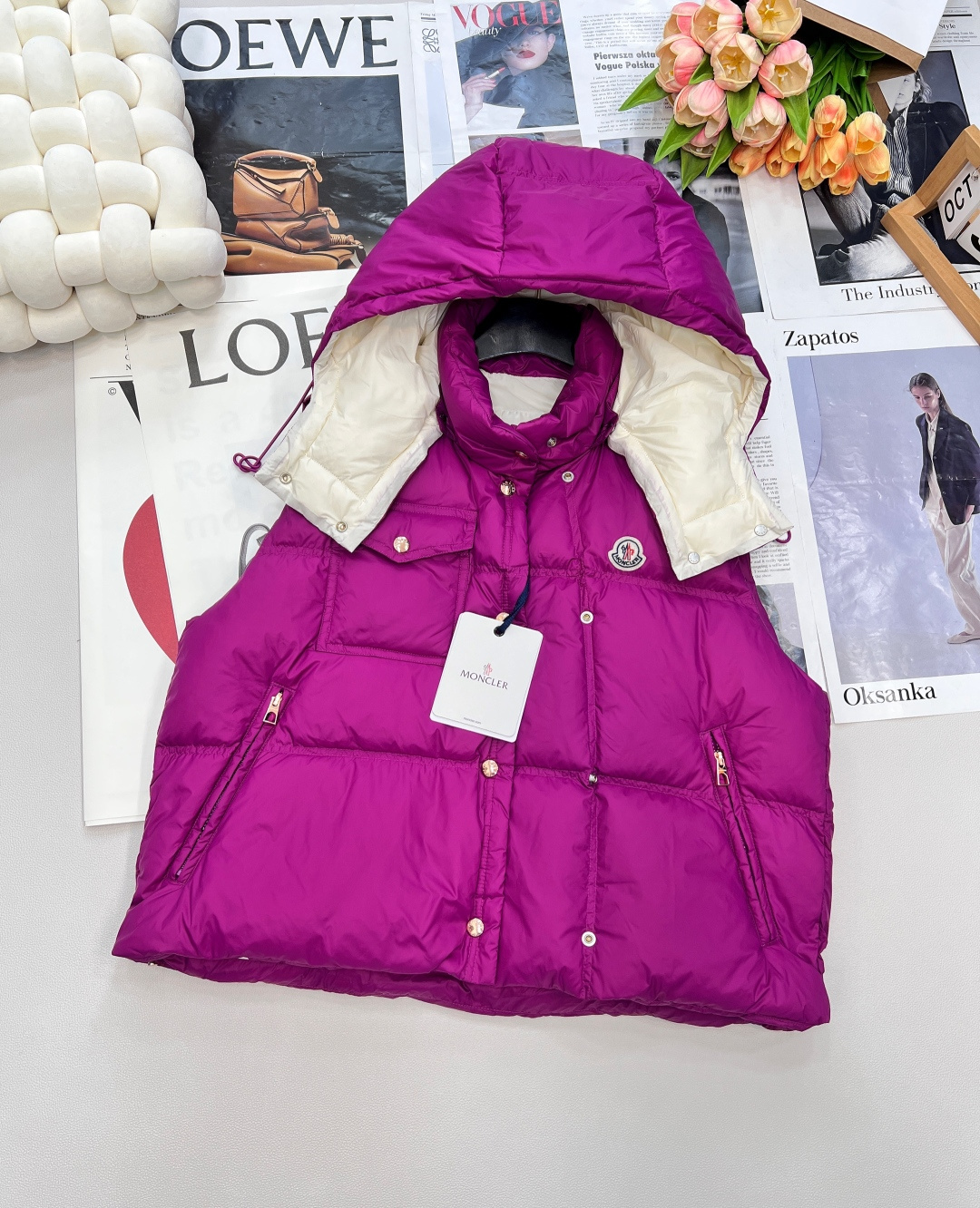 NO:484997,With dust bag Moncler25Fw early autumn new style removable hooded stand-up collar down vest | Exclusive yb development!  High-end production!  White goose velvet filled inner lining, the whole piece is light and warm, the slim vest is fashionable and not bloated, the stand collar is removable, the drawstring is designed to protect the cold and windproof, the classic rectangular texture, the iconic brand seal on the chest, the contrasting zipper is embellished in the pocket, the details show the brand concept, the first choice for layering in autumn and winter, the three standards are complete, the two colors are outstanding SML code, down jacket, hats, alexander wang19860909配防尘袋Moncler25Fw早秋新款可拆卸连帽立领羽绒马甲丨独家yb开发！高版出品！白鹅绒填充内里 整件轻薄保暖 修身马甲时髦不显臃肿 立领可拆卸连帽抽绳设计御寒防风 经典长方格纹理 胸前标志性品牌章作装饰 口袋处点缀撞色拉链 细节彰显品牌理念 秋冬叠穿首选 ,三标齐全,两色出 尺码sml 编码,,down jacket,hats,alexander wang,Women's clothing