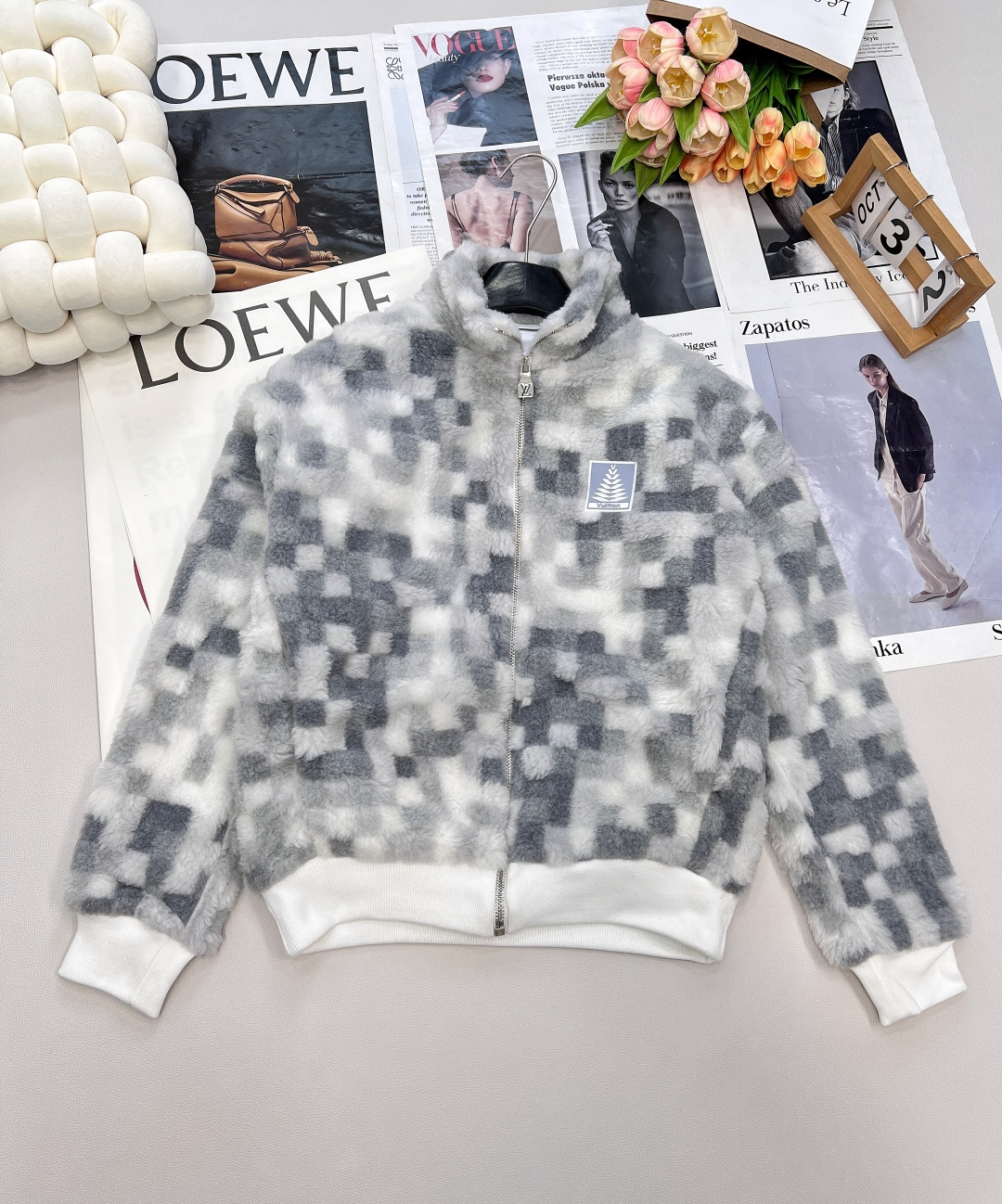 NO:485004,LOUIS VUITTON Ski Series Square Color Block Teddy Bear Lamb Fur Jacket Super Beautiful One. The furry feel is really adorable. The loose style of boys and girls is full of lazy wear. The letter logo is extremely exquisite and eye-catching. Haha!  Customized chessboard texture fabric pattern, color-dyeed plaid jacquard knitting, and then woven, woven, woven, hair cut, etc. After weaving the sheet, we will be processed with various complex processes to achieve fluffy and dense, but not easy to shed hair and pill!  OS style is big and has a sense of security when going out. It has a fashionable, eye-catching upper body, a stylish and eye-catching retro, sweet and salty essential items in all seasons. A versatile and high-end tone. The upper body is full of high-end tone and three standards, and it is large in large products. Size smlXL code,,louis vuitton, jackets & coats,alexander wang19860909LOUIS VUITTON 滑雪系列 方块拼色泰迪熊羊羔毛外套 超级好看的一件 毛茸茸的感觉真是惹人爱～宽松版型男生女生穿慵懒感满满 字母徽标精致无比 吸睛程度百分之200啊哈哈！ 棋盘格纹理面料图案定制 经对色染毛格子提花编织 织片后再拉毛、梳毛、剪毛等 多种复杂工艺加工处理 做到蓬松密集、而又不易掉毛起球！ OS版型大大一件出门安全感 拿捏了 上身时髦醒目复古吸睛 可甜可盐四季必备单品 百搭又高级的调调 上身就是满满的高级调性三标齐全,大货出 尺码smlXL 编码,,louis vuitton,jackets & coats,alexander wang,Women's clothing