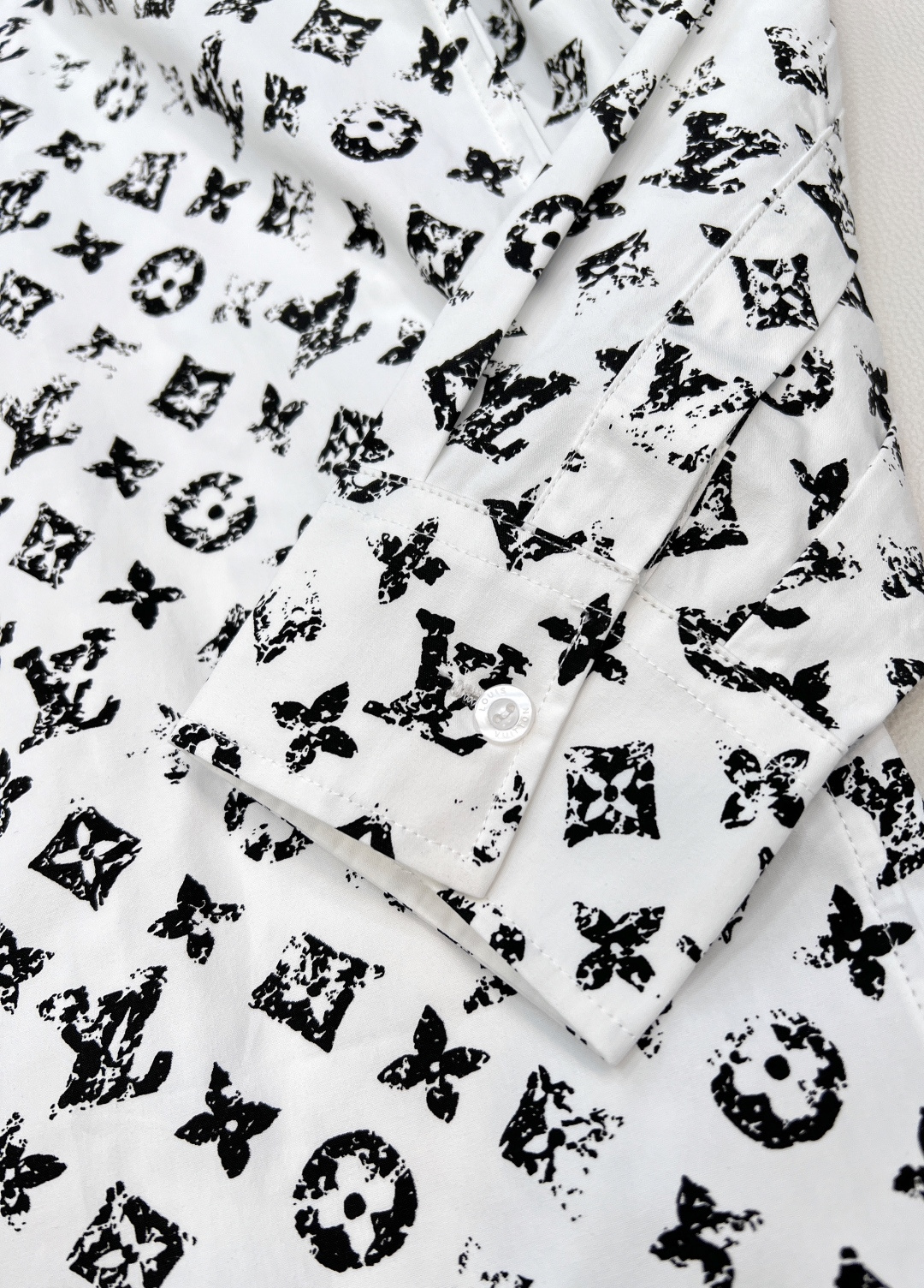 🆕Louis Vuitton新款翻领长袖印花衬衫，定制YB斜纹全棉材质 印花工艺处理 呈现不规则自然磨花