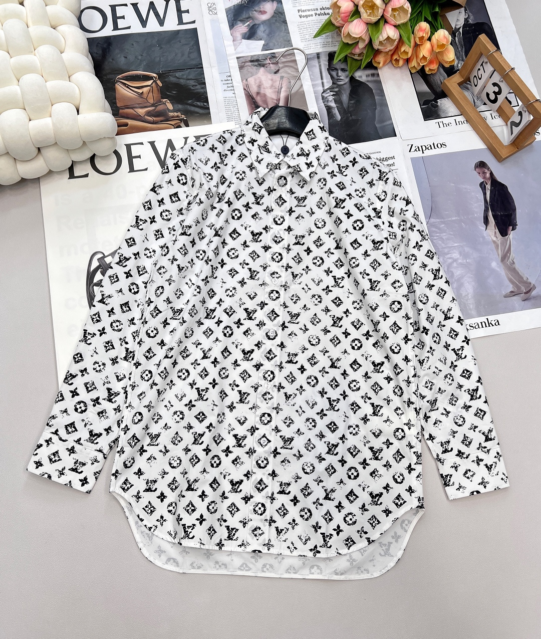 NO:485010,Louis Vuitton 2025 new lapel long-sleeved printed shirt, customized YB twill cotton material, printing process, presenting irregular natural floral effect, evergreen lapel long-sleeved shirt cut, matched with four-leaf clover and letter details, simple and fashionable, the logo lights up the brand style, easily highlights the elite style, the medium and long silhouette gives a neutral and free feeling, can be used for layering, fashionable and trendy Customized surface accessories, complete three standards, large-scale products, size sml code,,louis vuitton,shirts,alexander wang19860909Louis Vuitton2025新款翻领长袖印花衬衫,定制YB斜纹全棉材质 印花工艺处理 呈现不规则自然磨花效果 常青翻领长袖衬衫裁剪 搭配四叶草和字母细节 简约时尚 徽标点亮品牌格调 轻松彰显精英风范格调 中长廓形穿出中性洒脱感 可做叠穿搭配用 时髦潮流 定制面辅料,三标齐全,大货出 尺码sml 编码,,louis vuitton,shirts,alexander wang,Women's clothing