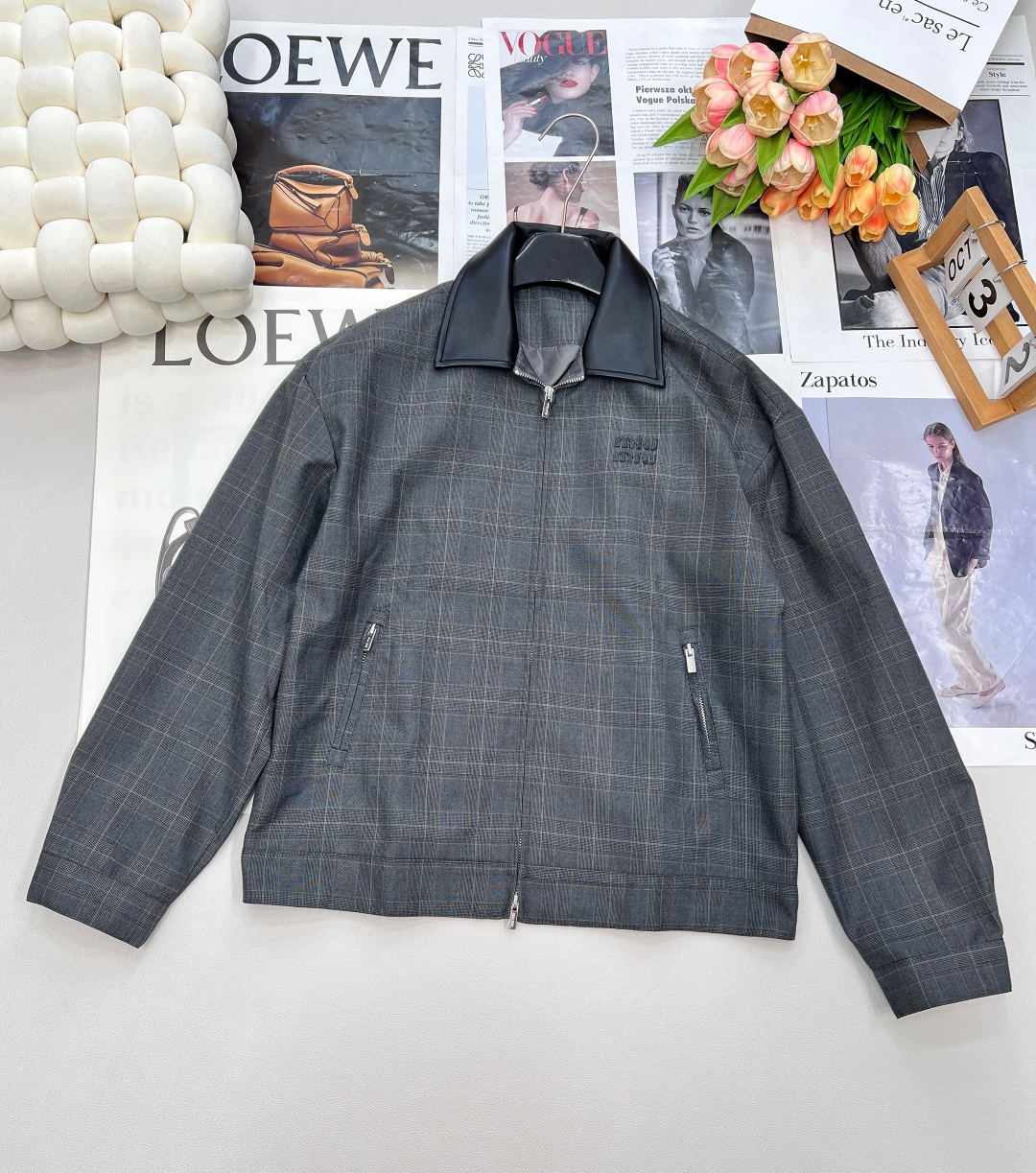 NO:485079,Miumiu25Fw autumn and winter new letter patch embroidered plaid leather lapel jacket | Exclusive yb development!  High-end production!  Imported custom mohair + wool blended fabric. Gray plaid jacket is simple and elegant. It is paired with a short white top inside, revealing the waistline and showing the proportion. It is paired with shorts in the same series, which is casual and neat. The texture is online, which adds a lot of points to the overall look. The whole set of looks is very cute~ The three standards are complete, and the large-scale products are size sml code, miumiu, shorts, jackets & coats, jackets & coats, alexander wang19860909Miumiu25Fw秋冬新款字母贴布绣格纹皮质翻领夹克外套丨独家yb开发！高版出品！进口定制马海毛+绵羊毛混纺面料 灰格纹外套简约大气,内搭短款白上衣,露出腰线很显比例,搭配同系列短裤,休闲又利落.质感在线,为整体造型加分不少,整套look超爱～三标齐全,大货出 尺码sml 编码,,miumiu,shorts,jackets & coats,jackets & coats,alexander wang,Women's clothing