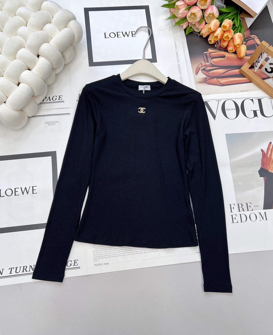 NO:485094,CHANEL early autumn new hand-sewn diamond decoration logo round neck long-sleeved T-shirt exclusively produced with high-end version!  A must-have long-sleeved T-shirt for a wardrobe in autumn and winter, and a long-sleeved T-shirt is YYDS!  The love of the fashionable and overwhelming seasons, full of youthful vitality, it’s really hard not to love it!  The classic small round neck design is simple and easy to wear, lazy and casual feeling, purely hand-stitched metal diamond decoration with small fragrance logo, which is not easy to fall off!  The threaded fabric is very elastic, so it is really easy to wear!  It comes with slim properties, the kind that can't be taken off when worn!  Complete three standards, three colors, size sml code, chanel,tees, t-shirt,alexander wang19860909CHANEL早秋新款手缝钻饰logo圆领长袖T恤 独家高版出品！秋冬衣橱必入的长袖T恤,长袖T恤才是YYDS！时髦精过度季节的挚爱,满满的青春活力,真的狠难不爱啊！ 经典的小圆领设计简洁好穿 ,慵懒又随意感觉,纯手工粗细缝制金属钻饰小香logo,不易掉！ 螺纹面料,弹力很大,真的太好穿了！自带显瘦属性,穿上脱不下来的那种！ 三标齐全,三色出 尺码sml 编码,,chanel,tees，t-shirt,alexander wang,Women's clothing