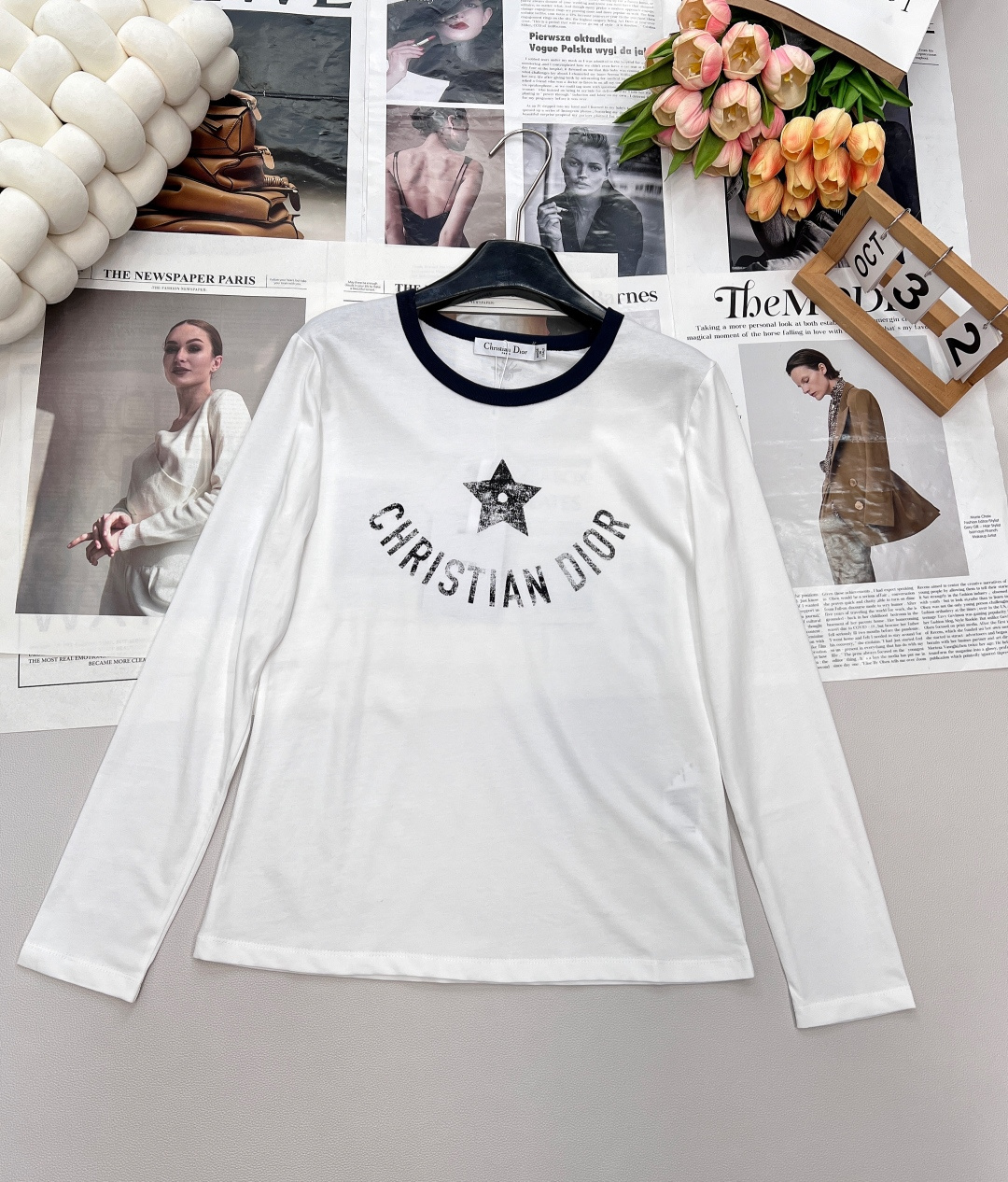 NO:485986,Dior2025 new round neck old letter long-sleeved top, customized YB twill cotton material, comfortable texture, easy to wear, round neck long-sleeved top cut, full letter logo and five-pointed star pattern CD decoration on the chest, worn flowers add playfulness, regular fitting style, full body, refreshing and age-reducing, first choice for inner wear and outer wear in autumn and winter, customized surface accessories, accurate version, complete three standards, large-scale products, size sml code,,dior,alexander wang19860909Dior2025新款圆领做旧字母长袖上衣,定制YB斜纹全棉材质 质感舒适 弹力好穿 圆领长袖上衣裁剪 胸前点缀完整字母徽标和五角星图案CD装饰 磨花做旧增添俏皮感 常规合身版型 上身尽显活力 清爽减龄 秋冬内搭外穿首选 定制面辅料 认准版本,三标齐全,大货出 尺码sml 编码,,dior,alexander wang,Women's clothing